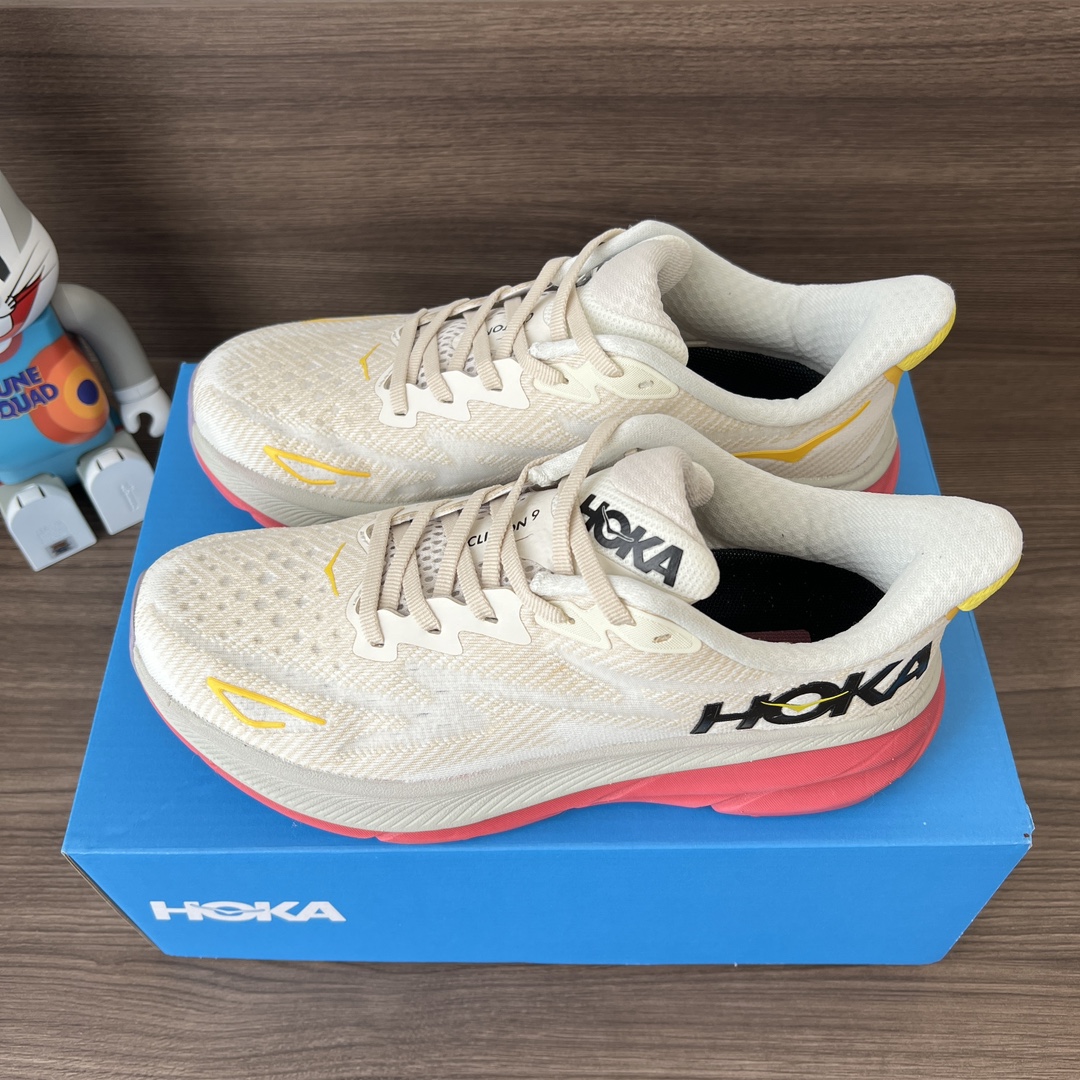 NO:242139,Top HOKA ONE ONE CLIFTON 9 Champagne White and Red Clifton Series Upper: Use light and breathable knitted mesh and yarn to enhance the strength and support performance of the upper. Paired with a soft tongue to make your feet run more smoothly in a comfortable wrap. The new foam midsole is soft and enhances rebound performance. It provides a smoother and smoother foot feeling for different runners, bringing comprehensive cushioning protection!  Number of codes: 36-45 (including half code). Code: 1127896-EBDB Full set of gift packaging: poison card poison buckle poison tag cotton socks poison box., casual shoes/sports shoes, christian louboutin, sneakers19860909顶级HOKA ONE ONE CLIFTON 9 香槟白红 克里夫顿系列 鞋面:采用轻盈透气的针织网面和纱线,增强鞋面的强度和支撑性能 搭配柔软的鞋舌 让双脚在舒适包裹中跑的更加畅快 全新泡棉中底 柔软的同时增强回弹性能 为不同跑者提供更平稳流畅的脚感 带来全面的缓冲保护！ 码数:36-45码(含半码). 编码: 1127896-EBDB 全套得物包装:毒卡 毒扣 毒吊牌 棉袜 毒盒.,休闲鞋/运动鞋,christian louboutin,sneakers,Women's Shoes