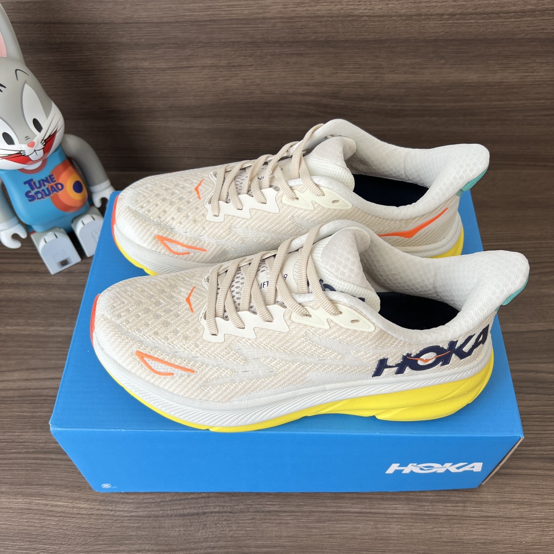 NO:242144,Top HOKA ONE ONE CLIFTON 9 Champagne White and Yellow Clifton Series Upper: Use light and breathable knitted mesh and yarn to enhance the strength and support performance of the upper. Paired with a soft tongue to make your feet run more smoothly in a comfortable wrap. The new foam midsole is soft and enhances rebound performance. It provides a smoother and smoother foot feeling for different runners, bringing comprehensive cushioning protection!  Number of codes: 36-45 (including half code). Code: 1127895-EPFR Full set of gift packaging: poison card poison buckle poison tag cotton socks poison box., casual shoes/sports shoes, christian louboutin, sneakers19860909顶级HOKA ONE ONE CLIFTON 9 香槟白黄 克里夫顿系列 鞋面:采用轻盈透气的针织网面和纱线,增强鞋面的强度和支撑性能 搭配柔软的鞋舌 让双脚在舒适包裹中跑的更加畅快 全新泡棉中底 柔软的同时增强回弹性能 为不同跑者提供更平稳流畅的脚感 带来全面的缓冲保护！ 码数:36-45码(含半码). 编码: 1127895-EPFR 全套得物包装:毒卡 毒扣 毒吊牌 棉袜 毒盒.,休闲鞋/运动鞋,christian louboutin,sneakers,Women's Shoes