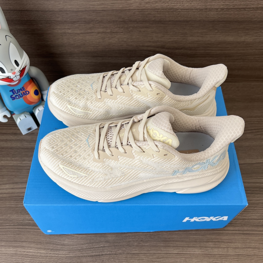 NO:242149,Top HOKA ONE ONE CLIFTON 9 Quicksand Clifton Series Upper: Lightweight and breathable knitted mesh and yarn to enhance the strength and support performance of the upper. Paired with a soft tongue to make your feet run more smoothly in a comfortable wrap. New foam midsole. It is soft and enhances rebound performance. It provides a smoother and smoother foot feeling for different runners. It brings comprehensive cushioning protection!  Number of codes: 36-45 (including half code). Code: 1127895-SSEG Full set of gift packaging: poison card poison buckle poison tag cotton socks poison box., casual shoes/sports shoes, christian louboutin, sneakers19860909顶级HOKA ONE ONE CLIFTON 9 流沙色 克里夫顿系列 鞋面:采用轻盈透气的针织网面和纱线,增强鞋面的强度和支撑性能 搭配柔软的鞋舌 让双脚在舒适包裹中跑的更加畅快 全新泡棉中底 柔软的同时增强回弹性能 为不同跑者提供更平稳流畅的脚感 带来全面的缓冲保护！ 码数:36-45码(含半码). 编码: 1127895-SSEG 全套得物包装:毒卡 毒扣 毒吊牌 棉袜 毒盒.,休闲鞋/运动鞋,christian louboutin,sneakers,Women's Shoes