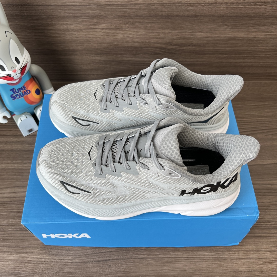 NO:242154,Top HOKA ONE ONE CLIFTON 9 Grey Clifton Series Upper: Lightweight and breathable knitted mesh and yarn to enhance the strength and support performance of the upper. Paired with a soft tongue to make your feet run more smoothly in a comfortable wrap. New foam midsole. It is soft and enhances rebound performance. It provides a smoother and smoother foot feeling for different runners. It brings comprehensive cushioning protection!  Number of codes: 36-45 (including half code). Code: 1132210-HMBC Full set of gift packaging: poison card poison buckle poison tag cotton socks poison box., casual shoes/sports shoes, manolo blahnik, christian louboutin, sneakers19860909顶级HOKA ONE ONE CLIFTON 9 灰色 克里夫顿系列 鞋面:采用轻盈透气的针织网面和纱线,增强鞋面的强度和支撑性能 搭配柔软的鞋舌 让双脚在舒适包裹中跑的更加畅快 全新泡棉中底 柔软的同时增强回弹性能 为不同跑者提供更平稳流畅的脚感 带来全面的缓冲保护！ 码数:36-45码(含半码). 编码: 1132210-HMBC 全套得物包装:毒卡 毒扣 毒吊牌 棉袜 毒盒.,休闲鞋/运动鞋,manolo blahnik,christian louboutin,sneakers,Women's Shoes