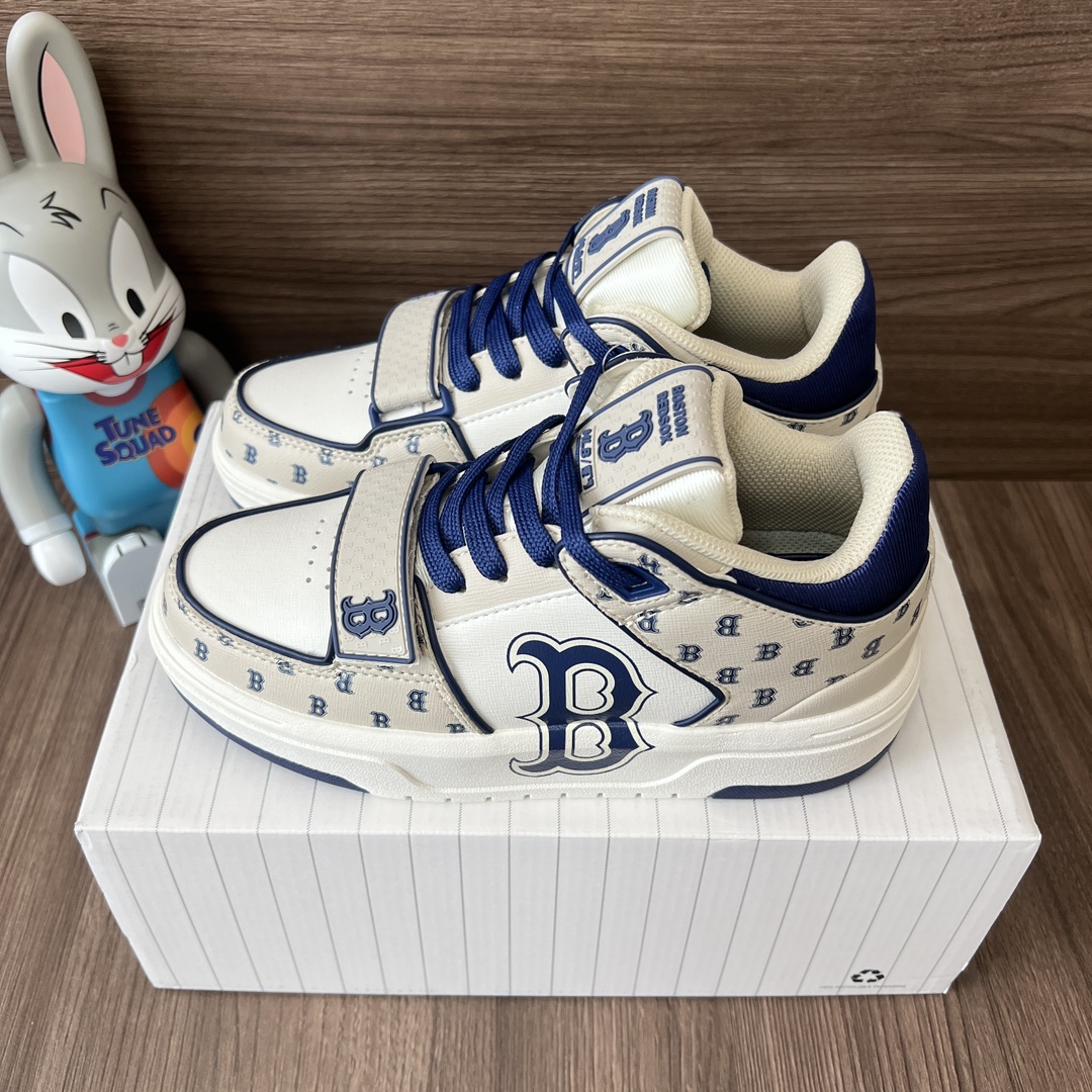 NO:242288,Top version MLB Chunky Liner Basic Boston Red Sox Anti-slip and Wear-resistant mid-top shoes for men and women, brown, white and blue. Size 35-45 Code: 3ASXLM13N-43BGL Full set of dessert packaging poison card poison buckle cotton socks poison box., casual shoes/sports shoes, sneakers19860909顶级版本MLB Chunky Liner Basic波士顿红袜队防滑耐磨中帮板鞋男女同款棕白蓝. 码数35-45码 编码: 3ASXLM13N-43BGL 全套得物包装毒卡 毒扣 棉袜 毒盒.,休闲鞋/运动鞋,sneakers,Women's Shoes