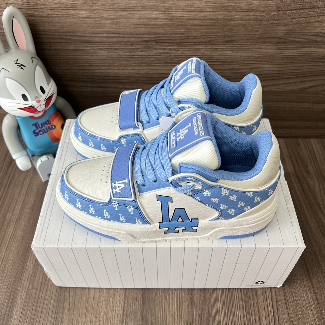 NO:242265,Top version MLB Los Angeles Dodgers Anti-slip and Wear-resistant mid-top shoes for men and women. Size 35-45. Code: 3ASXLM13N-07CBL Full set of dessert packaging poison card poison buckle cotton socks poison box., casual shoes/sports shoes, sneakers19860909顶级版本MLB洛杉矶道奇队防滑耐磨中帮板鞋男女同款蓝白. 码数35-45码 编码: 3ASXLM13N-07CBL 全套得物包装毒卡 毒扣 棉袜 毒盒.,休闲鞋/运动鞋,sneakers,Women's Shoes
