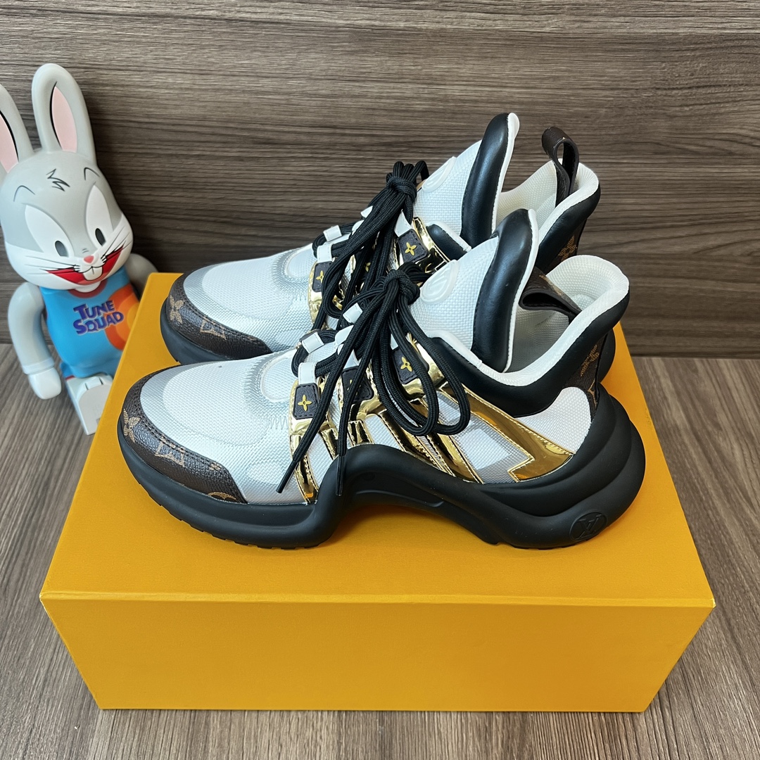 NO:241066,Top version LOUIS VUITTON Archlight 1.0 pattern fashionable low-top sports casual shoes for women black and white gold. Fabric: Technological mixed fabric spliced ​​cowhide/lv presbyterian leather Inner: imported sheepskin lining/fabric foot pad: original silk cowhide mat, outsole: TPU vacuum anti-slip bottom Packaging: full set of accessories aircraft box packaging Size: 35-40 sizes!  , dad shoes, louis vuitton, louis vuitton, cowhide, sheepskin19860909顶级版本LOUIS VUITTON Archlight 1.0花纹时尚低帮运动休闲鞋女款黑白金. 面料:科技混合面料拼接牛皮/lv老花皮 内里:进口羊皮里/织物 垫脚:原版丝绸牛皮垫 大底:TPU 抽真空防滑底 包装:全套配件飞机盒包装 码数:35-40码！,老爹鞋,louis vuitton,louis vuitton,cowhide,sheepskin,Women's Shoes