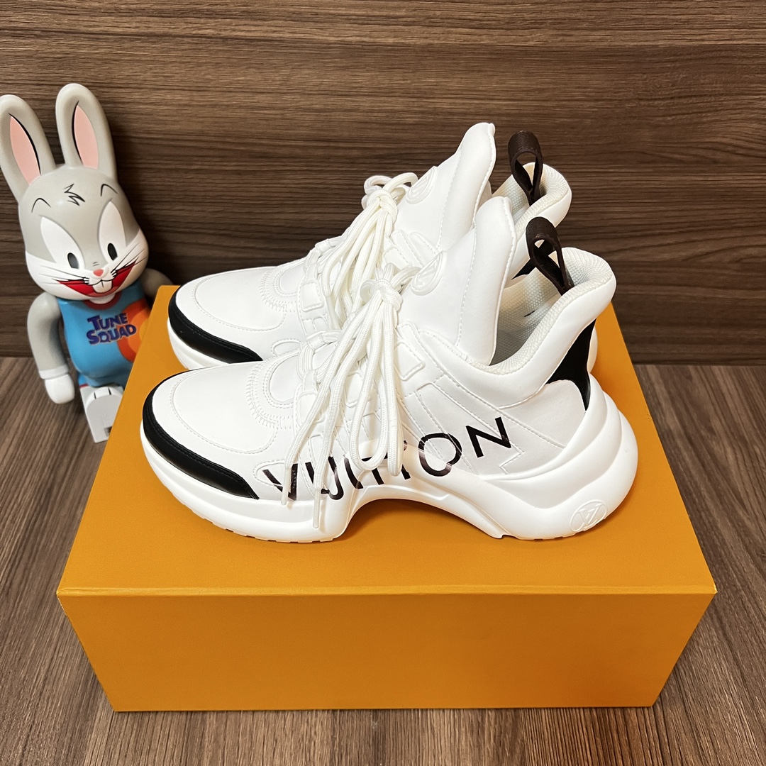 NO:241083,Top version LOUIS VUITTON Archlight 1.0 pattern fashionable low-top sports casual shoes for women white and black letters. Fabric: Technological mixed fabric spliced ​​cowhide/lv presbyterian leather Inner: imported sheepskin lining/fabric foot pad: original silk cowhide mat, outsole: TPU vacuum anti-slip bottom Packaging: full set of accessories aircraft box packaging Size: 35-40 sizes!  , dad shoes, louis vuitton, louis vuitton, cowhide, sheepskin19860909顶级版本LOUIS VUITTON Archlight 1.0花纹时尚低帮运动休闲鞋女款白黑字母. 面料:科技混合面料拼接牛皮/lv老花皮 内里:进口羊皮里/织物 垫脚:原版丝绸牛皮垫 大底:TPU 抽真空防滑底 包装:全套配件飞机盒包装 码数:35-40码！,老爹鞋,louis vuitton,louis vuitton,cowhide,sheepskin,Women's Shoes