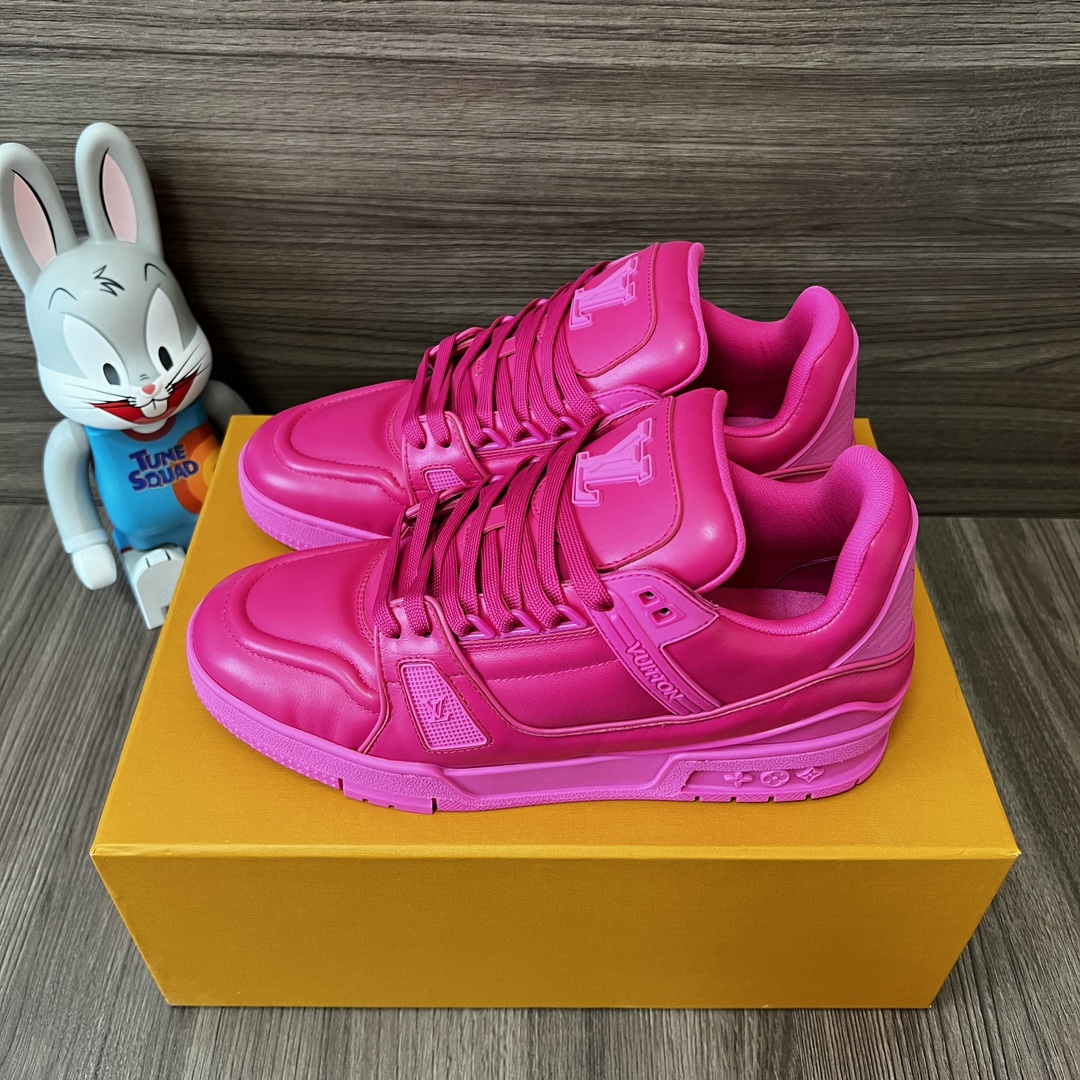 NO:241067,The top version of Louis Vuitton Trainer round-toe tied pink low-top shoes. The original ZP development has been polished and restored from leather to accessories. The texture is restored. The imported cowhide of fabric is made of private molded and TPU combination!  Packaging: Complete set of accessories, complete aircraft box reinforcement packaging!  Size: Women's size 35-40 (40 custom-made, no return or exchange) Men's size 38-46 (38.46 custom-made, no return or exchange), casual shoes/sports shoes, louis vuitton, sneakers, cowhide19860909顶级版本Louis Vuitton Trainer圆头系带桃红色低帮板鞋. 原版ZP开发从皮料到配饰都历经长时间打磨还原zp 质感. 面料进口牛皮 私模大底TPU组合成型！ 包装:全套配件齐全飞机盒加固包装！ 码数:女码35-40码(40定做不退换) 男码38-46码(38.46定做不退换),休闲鞋/运动鞋,louis vuitton,sneakers,cowhide,Women's Shoes