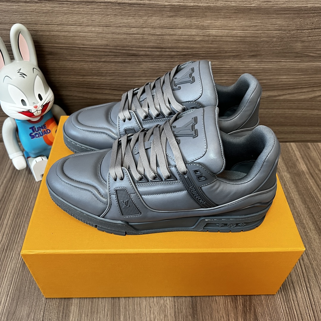 NO:241070,The top version of Louis Vuitton Trainer round-toe lace-up dark gray low-top shoes. The original ZP development has been polished and restored from leather to accessories. The texture is restored. The imported cowhide of fabric is made of private molded and TPU combination!  Packaging: Complete set of accessories, complete aircraft box reinforcement packaging!  Size: Women's size 35-40 (40 custom-made, no return or exchange) Men's size 38-46 (38.46 custom-made, no return or exchange), casual shoes/sports shoes, louis vuitton, sneakers, cowhide19860909顶级版本Louis Vuitton Trainer圆头系带深灰低帮板鞋. 原版ZP开发从皮料到配饰都历经长时间打磨还原zp 质感. 面料进口牛皮 私模大底TPU组合成型！ 包装:全套配件齐全飞机盒加固包装！ 码数: 女码35-40码(40定做不退换)  男码38-46码(38.46定做不退换),休闲鞋/运动鞋,louis vuitton,sneakers,cowhide,Women's Shoes