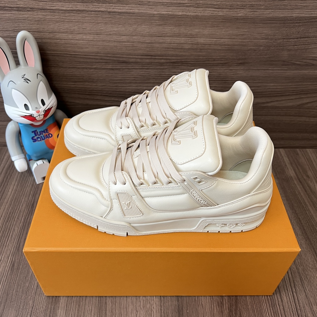 NO:241073,The top version of Louis Vuitton Trainer round-toe tied beige low-top shoes. The original ZP development has been polished and restored from leather to accessories. The texture is restored. The imported cowhide of fabric is made of private molded and TPU combination!  Packaging: Complete set of accessories, complete aircraft box reinforcement packaging!  Size: Women's size 35-40 (40 custom-made, no return or exchange) Men's size 38-46 (38.46 custom-made, no return or exchange), casual shoes/sports shoes, louis vuitton, sneakers, cowhide19860909顶级版本Louis Vuitton Trainer圆头系带米色低帮板鞋. 原版ZP开发从皮料到配饰都历经长时间打磨还原zp 质感. 面料进口牛皮 私模大底TPU组合成型！ 包装:全套配件齐全飞机盒加固包装！ 码数: 女码35-40码(40定做不退换)  男码38-46码(38.46定做不退换),休闲鞋/运动鞋,louis vuitton,sneakers,cowhide,Women's Shoes