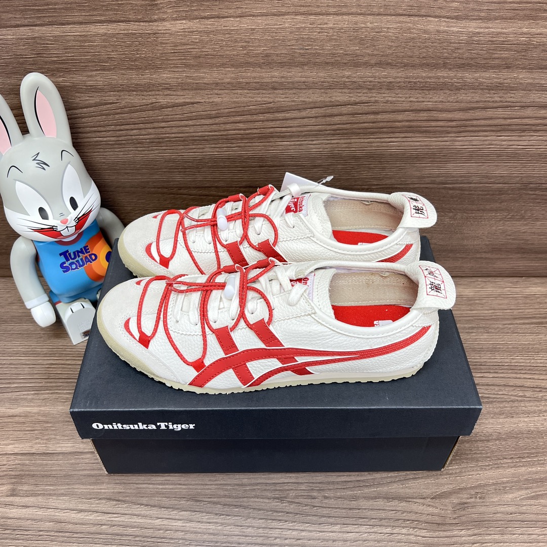 NO:242664,Top version [Guangdong Product] Onitsuka Tiger MEXICO 66 leather sports non-slip lightweight low-added men and women the same white and red strap! ZP disassembled original last replica fabric: using imported cowhide/litchi pattern cowhide, private molded large bottom, glue dripping process Tiger logo, foot pad suspended sponge filling to restore the ZP foot feel and quality, and carefully craftsmanship details. Non-market cheap currency! Packaging: Dewu's full set of packaging and poison box! Number of codes: 36-44.5 (including half code) positive code! , casual shoes/sports shoes, sneakers, cowhide19860909顶级版本【莞货】Onitsuka Tiger鬼塚虎MEXICO 66皮革 运动防滑轻便低帮男女同款白红绑带！ ZP拆卸原楦复刻 面料:采用进口牛皮/荔枝纹牛皮 私模大底 滴胶工艺Tiger logo 垫脚悬浮海绵填充还原ZP脚感充正品质,细品做工细节.非市面廉价通货！ 包装:得物全套包装配毒盒！ 码数:36-44.5(含半码)正码！,休闲鞋/运动鞋,sneakers,cowhide,Women's Shoes