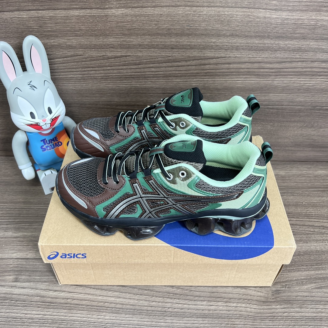 NO:242232,Asics GEL-Quantum Kinetic Comfortable and fashionable Fabric synthetic leather wear-resistant Low top Casual running shoes Green brown Article number: 1203A-251 Packaging: A complete set of Dewu accessories poison box with a pair of pure cotton socks. Size: 36 36.5 37.5 38 38.5 39 40 40.5 41 42 42.5 43 44 44.5 45 sizes!  (Forward size shot), casual shoes/sports shoes, sneakers, socks19860909Asics GEL-Quantum Kinetic 舒适时尚 织物合成革耐磨 低帮 休闲跑步鞋 绿棕 货号: 1203A-251 包装:全套得物配件毒盒配纯棉袜子一副. 码数:36 36.5 37.5 38 38.5 39 40 40.5 41 42 42.5 43 44 44.5 45码！(正码拍),休闲鞋/运动鞋,sneakers,socks,Women's Shoes