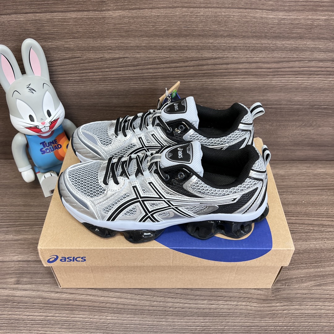 NO:242243,Asics GEL-Quantum Kinetic Comfortable and fashionable Fabric synthetic leather wear-resistant Low top Casual running shoes Silver gray Item number: 1203A-022 Packaging: A complete set of Dewu accessories poison box with a pair of pure cotton socks. Size: 36 36.5 37.5 38 38.5 39 40 40.5 41 42 42.5 43 44 44.5 45 sizes!  (Forward size shot), casual shoes/sports shoes, sneakers, socks19860909Asics GEL-Quantum Kinetic 舒适时尚 织物合成革耐磨 低帮 休闲跑步鞋 银灰 货号: 1203A-022 包装:全套得物配件毒盒配纯棉袜子一副. 码数:36 36.5 37.5 38 38.5 39 40 40.5 41 42 42.5 43 44 44.5 45码！(正码拍),休闲鞋/运动鞋,sneakers,socks,Women's Shoes