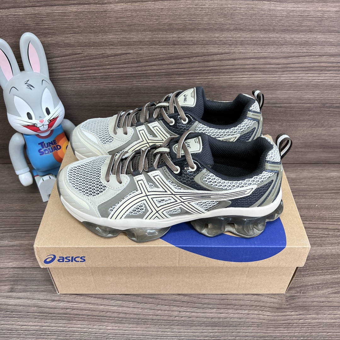 NO:242248,Asics GEL-Quantum Kinetic Comfortable and fashionable Fabric synthetic leather wear-resistant Low top Casual running shoes Brown and white Item number: 1203A-201 Packaging: A complete set of Dewu accessories poison boxes with pure cotton socks. Size: 36 36.5 37.5 38 38.5 39 40 40.5 41 42 42.5 43 44 44.5 45 sizes!  (Forward size shot), casual shoes/sports shoes, sneakers, socks19860909Asics GEL-Quantum Kinetic 舒适时尚 织物合成革耐磨 低帮 休闲跑步鞋 褐白 货号: 1203A-201 包装:全套得物配件毒盒配纯棉袜子一副. 码数:36 36.5 37.5 38 38.5 39 40 40.5 41 42 42.5 43 44 44.5 45码！(正码拍),休闲鞋/运动鞋,sneakers,socks,Women's Shoes