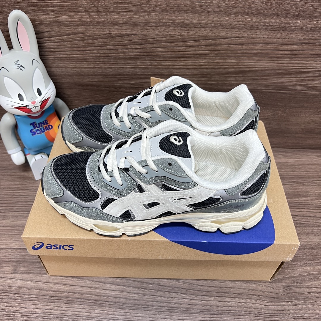 NO:242251,Needles x Asics GEL-NYC Leather Cool Shoes Absorbing, Anti-slip and Wear-resistant Low-top Lifestyle casual shoes Black and gray-white Item number: 1203A383-002 Packaging: A complete set of Dewu accessories poison boxes with pure cotton socks. Size: 36 36.5 37.5 38 38.5 39 40 40.5 41 42 42.5 43 44 44.5 45 sizes!  (Forward size shot), casual shoes/sports shoes, sneakers, socks19860909Needles x Asics GEL-NYC 皮革 炫酷 减震防滑耐磨 低帮 生活休闲鞋 黑灰白 货号: 1203A383-002 包装:全套得物配件毒盒配纯棉袜子一副. 码数:36 36.5 37.5 38 38.5 39 40 40.5 41 42 42.5 43 44 44.5 45码！(正码拍),休闲鞋/运动鞋,sneakers,socks,Women's Shoes