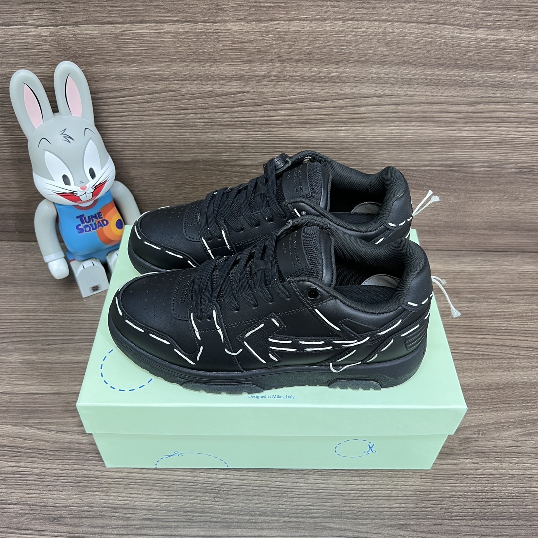 NO:240953,The top version of TFBOYS x OFF-WHITE round-toe lace-up low-top shoes couples are all black. American designer Virgil Abloh, with the popular culture of the younger generation, created a luxury street fashion brand Off-White. Walking between street culture and high-end fashion, interpreting youth culture with contemporary elements. This style is representative. Fabrics are spliced ​​and seamed with cowhides, and the outsole rubber combination is crystal transparently fit. The number of 36-47 sizes!  (positive size), casual shoes/sports shoes, off white, tom ford, sneakers, cowhide19860909顶级版本TFBOYS x OFF-WHITE 圆头系带低帮板鞋情侣款全黑. 美国设计师Virgil Abloh 以年轻世代的流行文化为号召,-手创立奢华街 头潮牌 Off-White.行走于街头文化与高端时尚之间,以当代元素诠释青年文化此款具有代表性. 面料牛皮拼接缝制 大底橡胶组合水晶透明贴合. 码数36-47码！(正码),休闲鞋/运动鞋,off white,tom ford,sneakers,cowhide,Women's Shoes