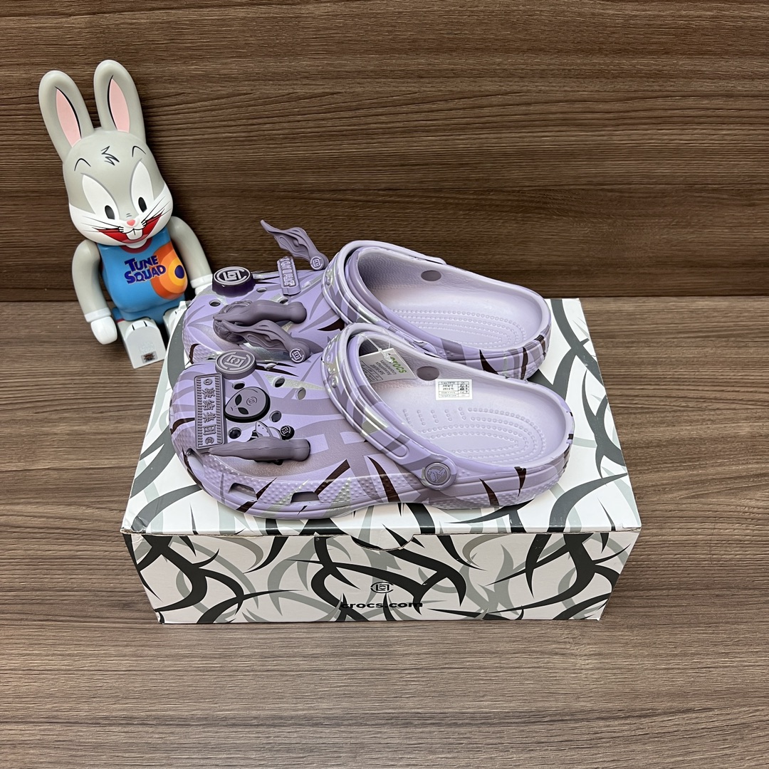 NO:240995,Top version CLOT x Crocs EVA Edison Chen co-branded hole shoes purple couple shoes. Item number: 208700-5PS Packaging: Full set of Dewu accessories and poison box packaging. Size number 36-45 (positive size), slippers, christian louboutin, slippers19860909顶级版本CLOT x Crocs卡骆驰 EVA 陈冠希联名 洞洞鞋紫色情侣鞋. 货号: 208700-5PS 包装:全套得物配件加毒盒包装. 码数36-45码(正码),拖鞋,christian louboutin,slippers,Women's Shoes