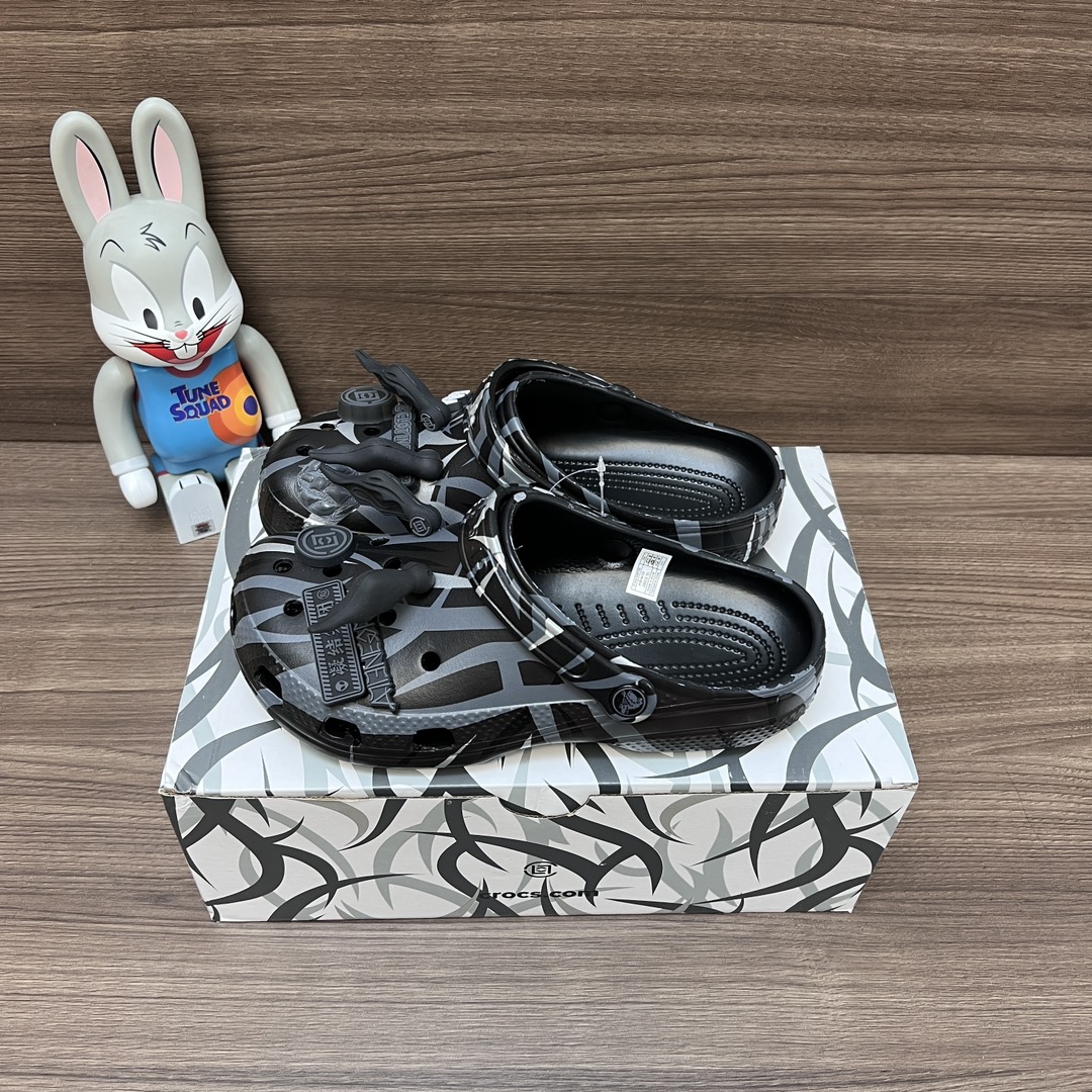 NO:240997,Top version CLOT x Crocs EVA Edison Chen co-branded hole shoes black couple shoes. Item number: 208700-001 Packaging: Full set of Dewu accessories and poison box packaging. Size number 36-45 (positive size), slippers, christian louboutin, slippers19860909顶级版本CLOT x Crocs卡骆驰 EVA 陈冠希联名 洞洞鞋黑色情侣鞋. 货号: 208700-001 包装:全套得物配件加毒盒包装. 码数36-45码(正码),拖鞋,christian louboutin,slippers,Women's Shoes