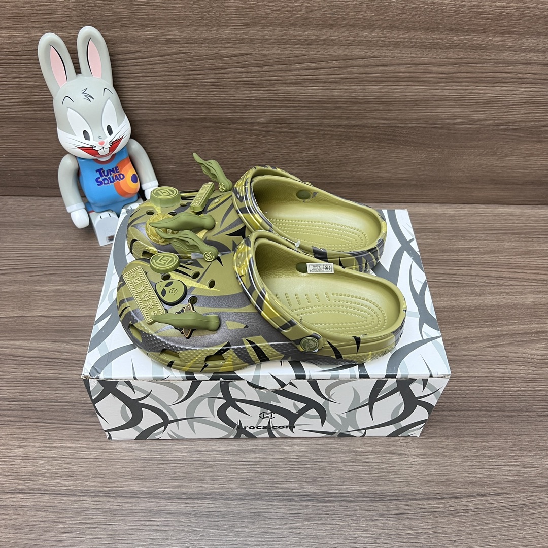 NO:241002,Top version CLOT x Crocs EVA Edison Chen jointly signed Dongshoe Army green couple shoes. Item number: 208700-3UA Packaging: Full set of Dewu accessories and poison box packaging. Size number 36-45 (positive size), slippers, christian louboutin, slippers19860909顶级版本CLOT x Crocs卡骆驰 EVA 陈冠希联名 洞洞鞋军绿色情侣鞋. 货号: 208700-3UA 包装:全套得物配件加毒盒包装. 码数36-45码(正码),拖鞋,christian louboutin,slippers,Women's Shoes