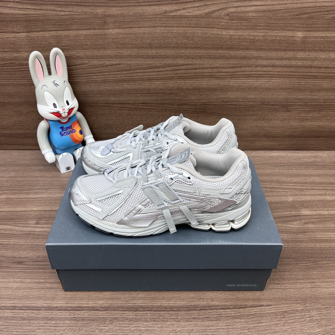 NO:253080,Top version New Balance 1906A lace-up round head wear-resistant low-top running shoes for men and women, silver. Item number: M1906AD Packaging: Full set of Dewu accessories reinforced Dewu box packaging!  Number of codes: 36-45 positive codes!  , casual shoes/sports shoes, sneakers19860909顶级版本New Balance 1906A 系带圆头耐磨 低帮跑步鞋男女同款银色. 货号: M1906AD 包装:全套得物配件加固得物盒包装！ 码数:36-45正码！,休闲鞋/运动鞋,sneakers,Women's Shoes