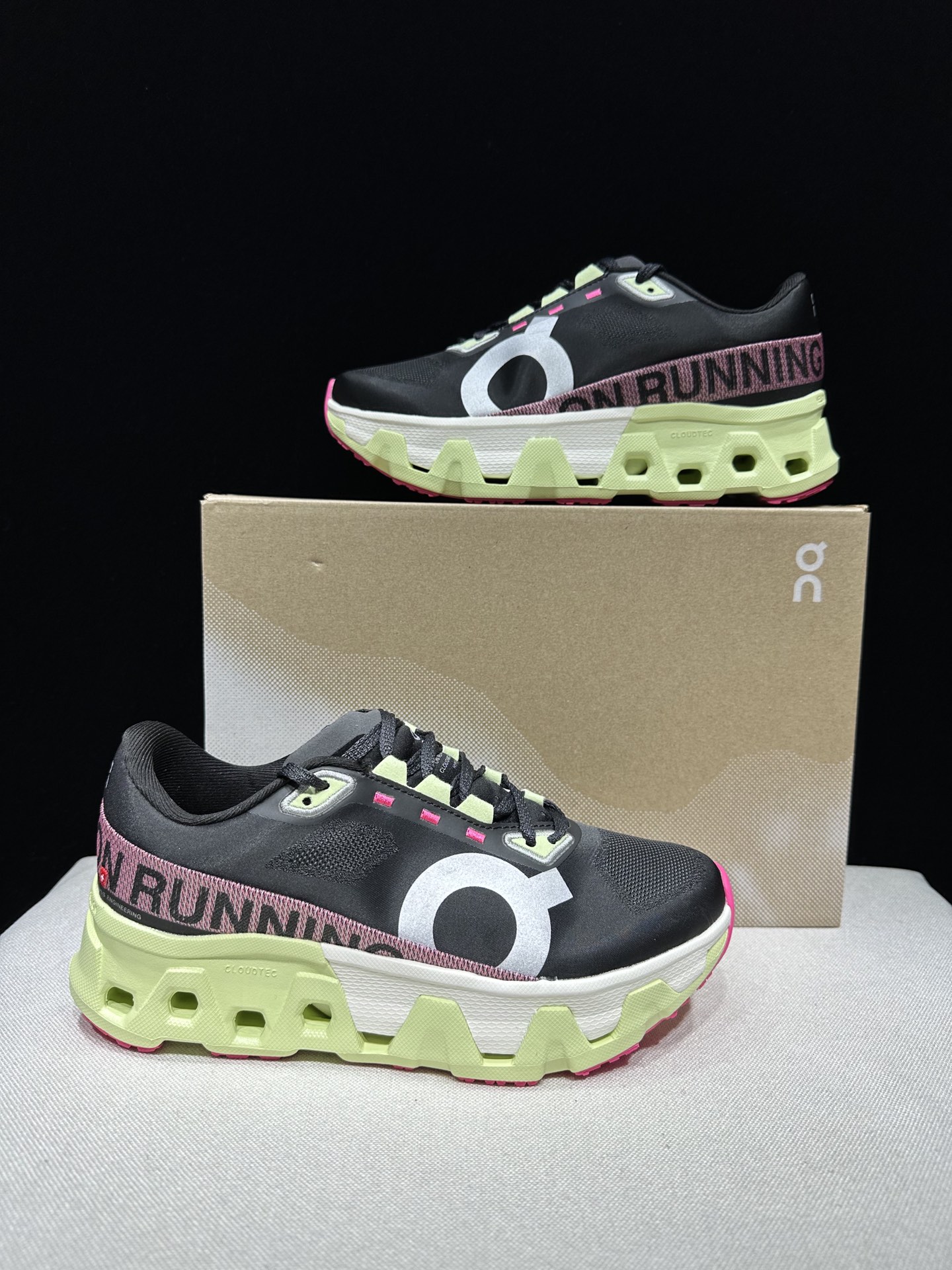 NO:723375,The top version of On is The Cloudmonster Hyper fabric, comfortable and versatile, shock-absorbing, breathable and lightweight, low-cut lifestyle shoes. Black. This series of works created by Swiss high-performance sports brand on. The upper is made of recycled polyester fiber and mesh cloth, with an exclusive hollow rubber sole, and the On signature LoGo on the side is decorated with full-coverage seam details. Packaging: A full set of accessories and reinforced gift box packaging!  Size: 36-45 (full size), casual shoes/sports shoes, sneakers19860909顶级版本On昂跑 The Cloudmonster Hyper 织物 舒适百搭 减震透气轻便 低帮 生活休闲鞋.黑色 瑞士高性能运动品牌on打造的此系列作品,鞋面由再生聚酯纤维和网眼布制成,采用独家镂空橡胶鞋底,侧面On标志性LoGo饰有全覆盖贴缝细节. 包装:全套得物配件加固得物箱包装！ 码数:36-45码(正码),休闲鞋/运动鞋,sneakers,Women's Shoes