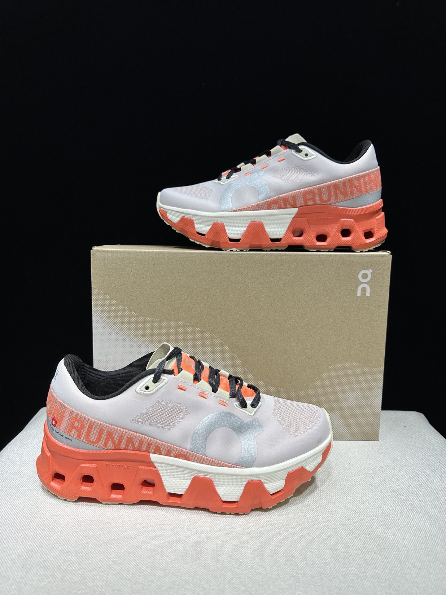 NO:723385,The top version of On is The Cloudmonster Hyper fabric, comfortable and versatile, shock-absorbing, breathable and lightweight, low-cut lifestyle shoes. Orange. This series of works created by Swiss high-performance sports brand on. The upper is made of recycled polyester fiber and mesh cloth, with an exclusive hollow rubber sole, and On's iconic LoGo on the side is decorated with full-coverage seam details. Packaging: A full set of accessories and reinforced gift box packaging!  Size: 36-45 (full size), casual shoes/sports shoes, sneakers19860909顶级版本On昂跑 The Cloudmonster Hyper 织物 舒适百搭 减震透气轻便 低帮 生活休闲鞋.桔红色 瑞士高性能运动品牌on打造的此系列作品,鞋面由再生聚酯纤维和网眼布制成,采用独家镂空橡胶鞋底,侧面On标志性LoGo饰有全覆盖贴缝细节. 包装:全套得物配件加固得物箱包装！ 码数:36-45码(正码),休闲鞋/运动鞋,sneakers,Women's Shoes