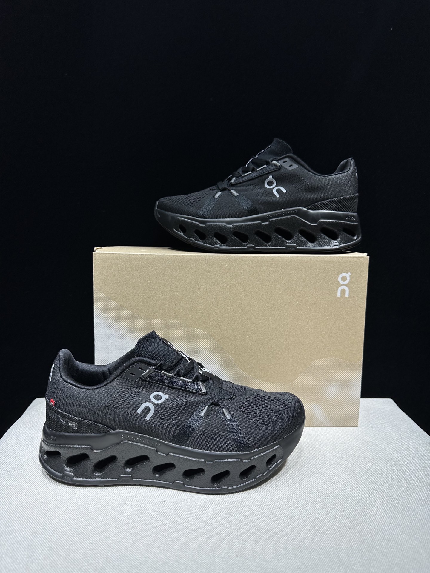 NO:723389,The top version of On is The Cloudeclipse fabric, comfortable and versatile, shock-absorbing, breathable and lightweight, low-cut lifestyle shoes. Black. This series of works created by Swiss high-performance sports brand on. The upper is made of recycled polyester fiber and mesh cloth, with an exclusive hollow rubber sole, and the On signature LoGo on the side is decorated with full-coverage seam details. Packaging: A full set of accessories and reinforced gift box packaging!  Size: 36-45 (full size), casual shoes/sports shoes, sneakers19860909顶级版本On昂跑 The Cloudeclipse 织物 舒适百搭 减震透气轻便 低帮 生活休闲鞋.黑色 瑞士高性能运动品牌on打造的此系列作品,鞋面由再生聚酯纤维和网眼布制成,采用独家镂空橡胶鞋底,侧面On标志性LoGo饰有全覆盖贴缝细节. 包装:全套得物配件加固得物箱包装！ 码数:36-45码(正码),休闲鞋/运动鞋,sneakers,Women's Shoes