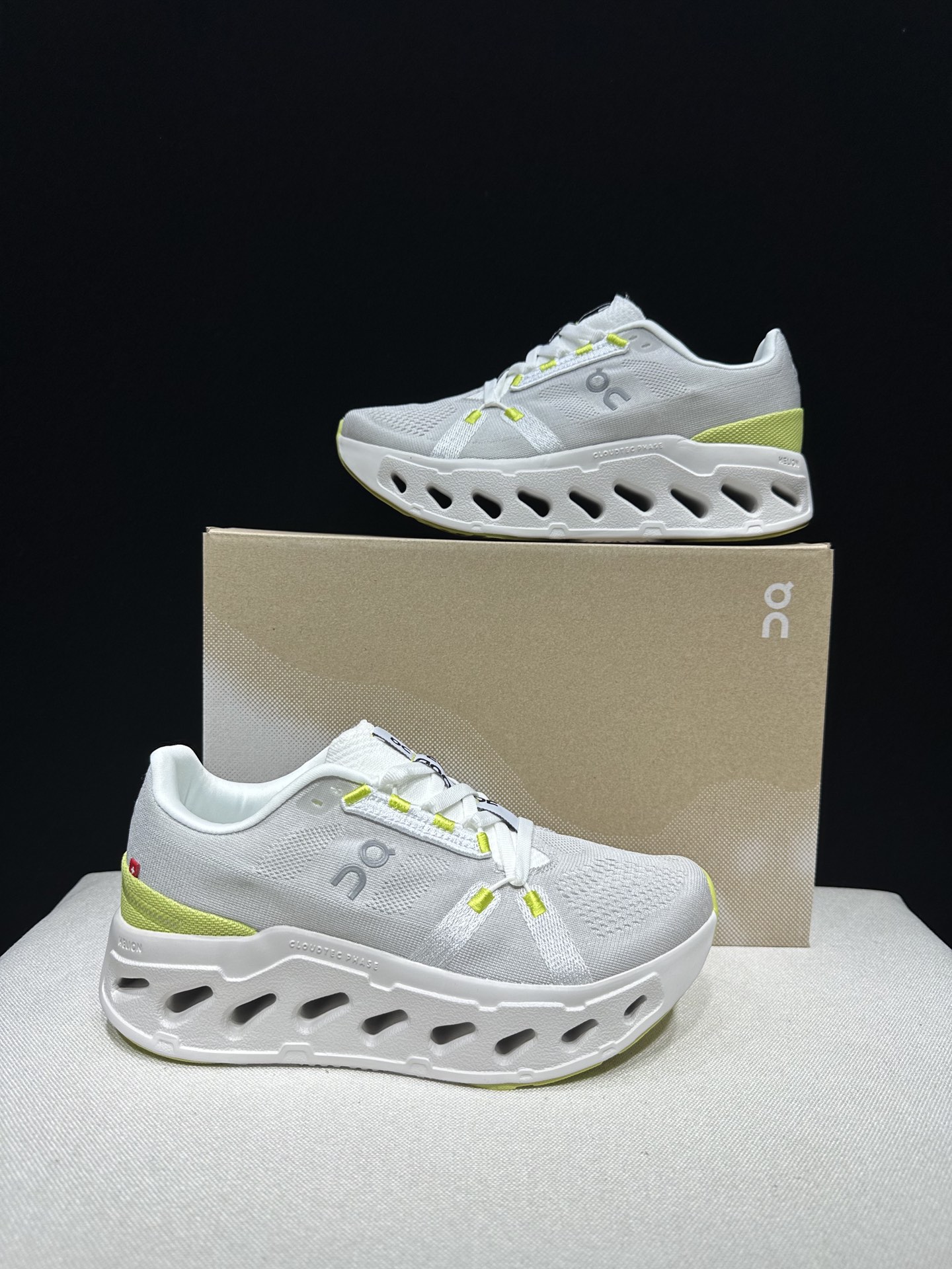 NO:723341,The top version of On is The Cloudeclipse fabric, comfortable and versatile, shock-absorbing, breathable and lightweight, low-cut lifestyle shoes. White soft sand. This series of works created by Swiss high-performance sports brand on. The upper is made of recycled polyester fiber and mesh cloth, with an exclusive hollow rubber sole. On the side is decorated with the iconic LoGo with full-coverage seam details. Packaging: A full set of accessories and reinforced gift box packaging!  Size: 36-45 (full size), casual shoes/sports shoes, sneakers19860909顶级版本On昂跑 The Cloudeclipse 织物 舒适百搭 减震透气轻便 低帮 生活休闲鞋.白柔沙 瑞士高性能运动品牌on打造的此系列作品,鞋面由再生聚酯纤维和网眼布制成,采用独家镂空橡胶鞋底,侧面On标志性LoGo饰有全覆盖贴缝细节. 包装:全套得物配件加固得物箱包装！ 码数:36-45码(正码),休闲鞋/运动鞋,sneakers,Women's Shoes