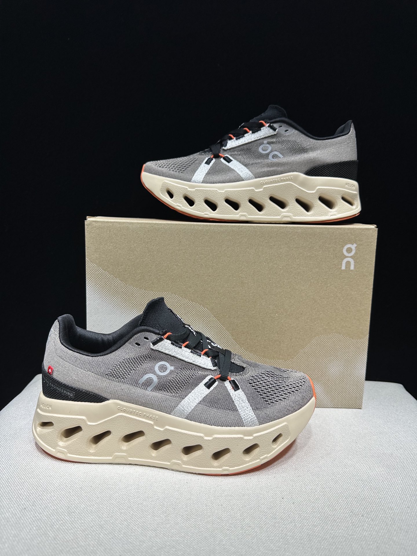 NO:723347,The top version of On is The Cloudeclipse fabric, comfortable and versatile, shock-absorbing, breathable and lightweight, low-cut lifestyle shoes. Black and brown. This series of works created by Swiss high-performance sports brand on. The upper is made of recycled polyester fiber and mesh cloth, with an exclusive hollow rubber sole, and the On signature LoGo on the side is decorated with full-coverage seam details. Packaging: A full set of accessories and reinforced gift box packaging!  Size: 36-45 (full size), casual shoes/sports shoes, sneakers19860909顶级版本On昂跑 The Cloudeclipse 织物 舒适百搭 减震透气轻便 低帮 生活休闲鞋.黑棕色 瑞士高性能运动品牌on打造的此系列作品,鞋面由再生聚酯纤维和网眼布制成,采用独家镂空橡胶鞋底,侧面On标志性LoGo饰有全覆盖贴缝细节. 包装:全套得物配件加固得物箱包装！ 码数:36-45码(正码),休闲鞋/运动鞋,sneakers,Women's Shoes