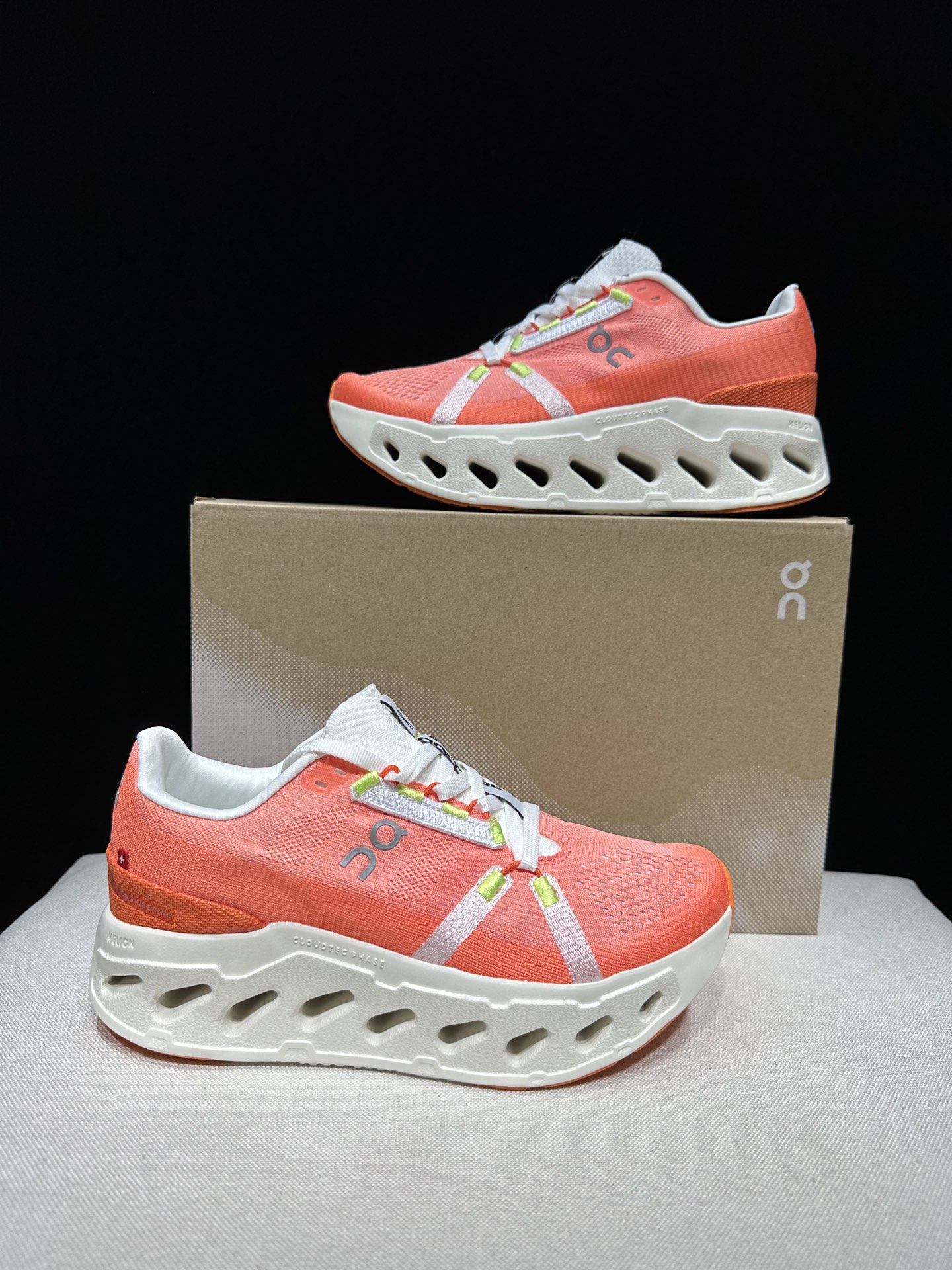 NO:723353,The top version of On is The Cloudeclipse fabric, comfortable and versatile, shock-absorbing, breathable and lightweight, low-cut lifestyle shoes. Orange. This series of works created by Swiss high-performance sports brand on. The upper is made of recycled polyester fiber and mesh cloth, with an exclusive hollow rubber sole, and On's iconic LoGo on the side is decorated with full-coverage seam details. Packaging: A full set of accessories and reinforced gift box packaging!  Size: 36-45 (full size), casual shoes/sports shoes, sneakers19860909顶级版本On昂跑 The Cloudeclipse 织物 舒适百搭 减震透气轻便 低帮 生活休闲鞋.桔红色 瑞士高性能运动品牌on打造的此系列作品,鞋面由再生聚酯纤维和网眼布制成,采用独家镂空橡胶鞋底,侧面On标志性LoGo饰有全覆盖贴缝细节. 包装:全套得物配件加固得物箱包装！ 码数:36-45码(正码),休闲鞋/运动鞋,sneakers,Women's Shoes