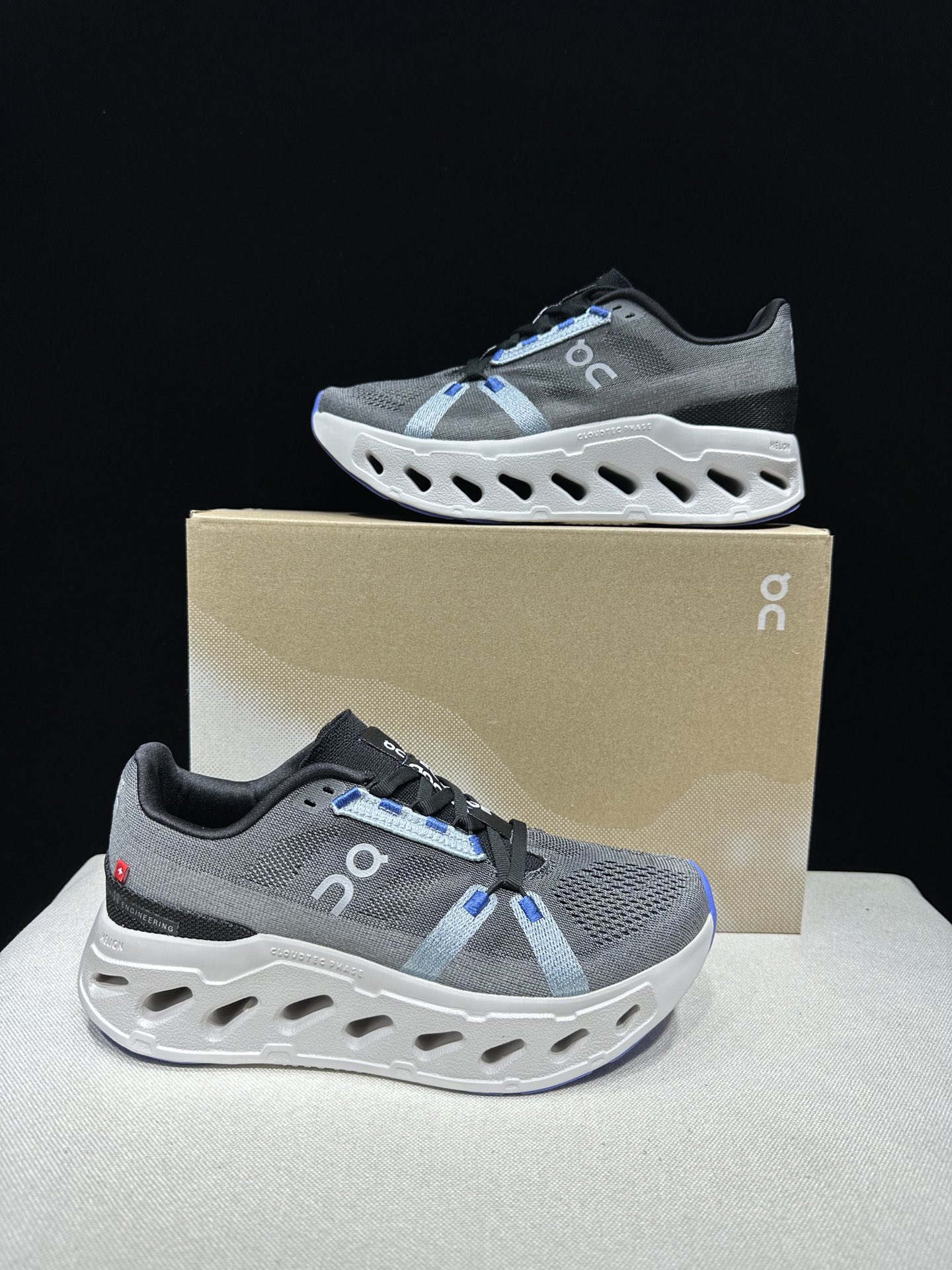 NO:723359,The top version of On is The Cloudeclipse fabric, comfortable and versatile, shock-absorbing, breathable and lightweight, low-cut lifestyle shoes. Gray. This series of works created by Swiss high-performance sports brand on. The upper is made of recycled polyester fiber and mesh cloth, with an exclusive hollow rubber sole, and the On signature LoGo on the side is decorated with full-coverage seam details. Packaging: A full set of accessories and reinforced gift box packaging!  Size: 36-45 (full size), casual shoes/sports shoes, sneakers19860909顶级版本On昂跑 The Cloudeclipse 织物 舒适百搭 减震透气轻便 低帮 生活休闲鞋.灰色 瑞士高性能运动品牌on打造的此系列作品,鞋面由再生聚酯纤维和网眼布制成,采用独家镂空橡胶鞋底,侧面On标志性LoGo饰有全覆盖贴缝细节. 包装:全套得物配件加固得物箱包装！ 码数:36-45码(正码),休闲鞋/运动鞋,sneakers,Women's Shoes