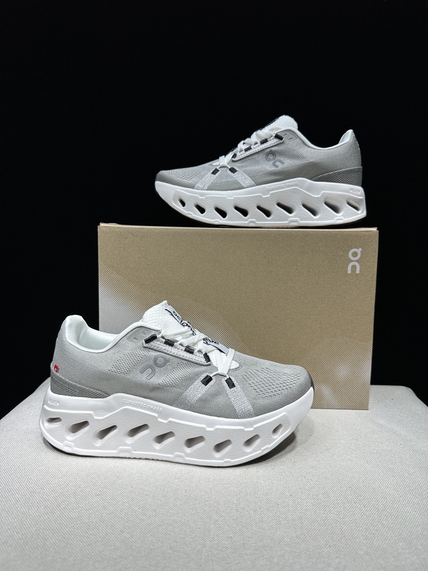 NO:723365,The top version of On is The Cloudeclipse fabric, comfortable and versatile, shock-absorbing, breathable and lightweight, low-cut lifestyle shoes. Light gray. This series of works created by Swiss high-performance sports brand on. The upper is made of recycled polyester fiber and mesh cloth, with an exclusive hollow rubber sole, and the On signature LoGo on the side is decorated with full-coverage seam details. Packaging: A full set of accessories and reinforced gift box packaging!  Size: 36-45 (full size), casual shoes/sports shoes, sneakers19860909顶级版本On昂跑 The Cloudeclipse 织物 舒适百搭 减震透气轻便 低帮 生活休闲鞋.浅灰 瑞士高性能运动品牌on打造的此系列作品,鞋面由再生聚酯纤维和网眼布制成,采用独家镂空橡胶鞋底,侧面On标志性LoGo饰有全覆盖贴缝细节. 包装:全套得物配件加固得物箱包装！ 码数:36-45码(正码),休闲鞋/运动鞋,sneakers,Women's Shoes