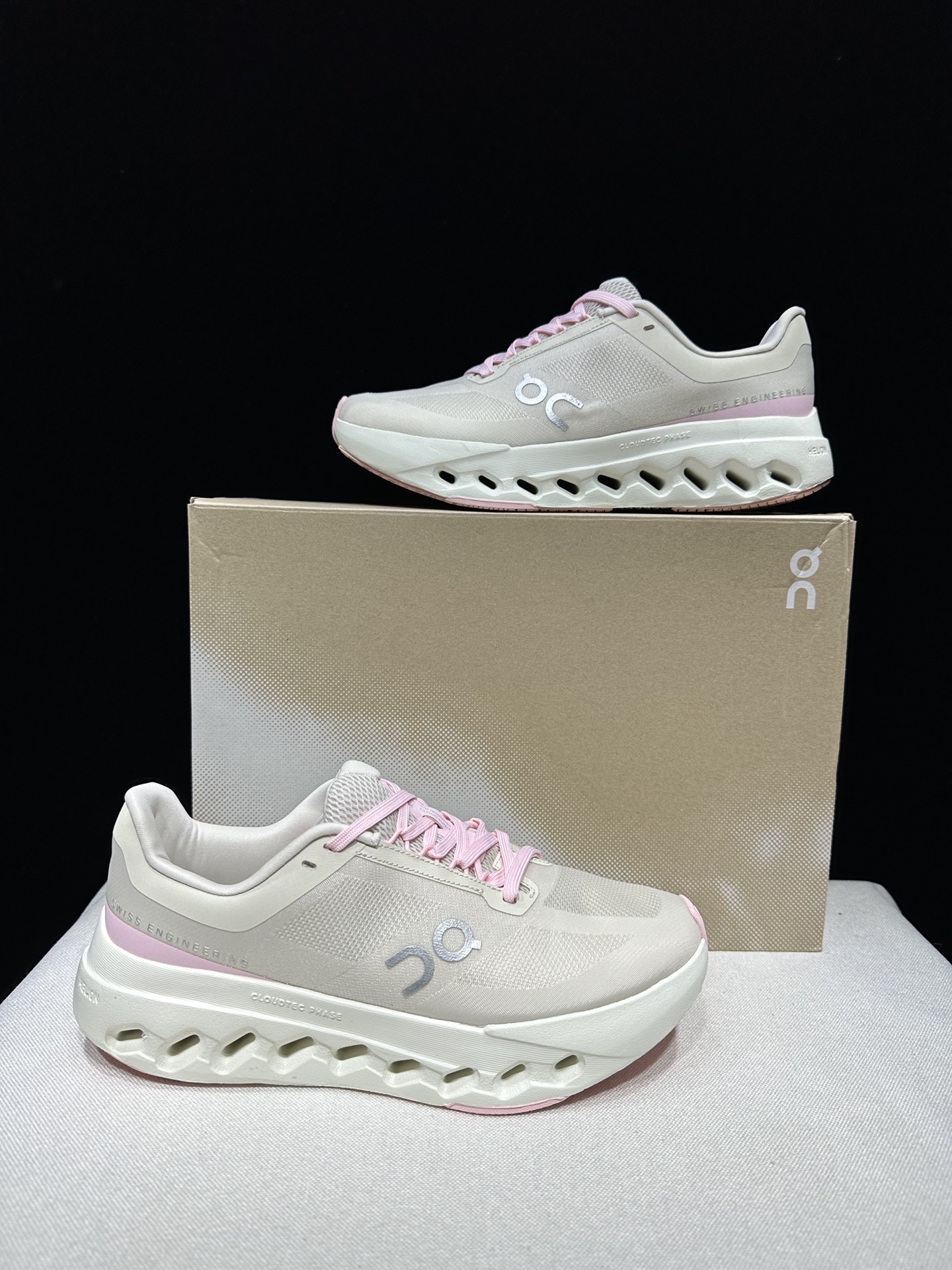 NO:723370,The top version of On is The Cloudsurfer fabric, comfortable and versatile, shock-absorbing, breathable and lightweight, low-cut lifestyle shoes. This series of works created by Swiss high-performance sports brand on, the upper is made of recycled polyester fiber and mesh cloth, with an exclusive hollow rubber sole, and the On signature LoGo on the side is decorated with full-coverage seam details. Packaging: A full set of accessories and reinforced gift box packaging!  Size: 36-45 (full size), casual shoes/sports shoes, sneakers19860909顶级版本On昂跑 The Cloudsurfer 织物 舒适百搭 减震透气轻便 低帮 生活休闲鞋. 瑞士高性能运动品牌on打造的此系列作品,鞋面由再生聚酯纤维和网眼布制成,采用独家镂空橡胶鞋底,侧面On标志性LoGo饰有全覆盖贴缝细节. 包装:全套得物配件加固得物箱包装！ 码数:36-45码(正码),休闲鞋/运动鞋,sneakers,Women's Shoes