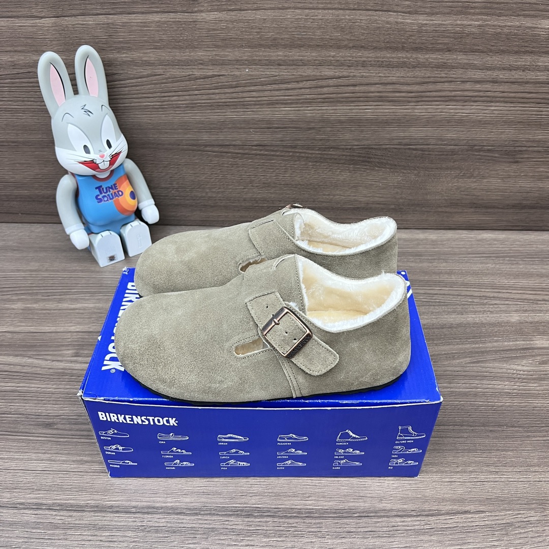 NO:577900,The top version of Birkenstock velvet lining, round toe buckle, casual shoes for couples!  Fabric and fur are integrated, and the outsole is environmentally friendly oak synthetic outsole. Packaging: a full set of accessories plus a poison box!  Size: 35-46 (true size), loafers, birkenstock, loafers19860909顶级版本Birkenstock 绒里 圆头搭扣 休闲单鞋情侣款！面料皮毛一体 大底环保橡木合成大底. 包装:全套得物配件加毒盒包装！ 码数:35-46码(正码),乐福鞋,birkenstock,loafers,Women's Shoes