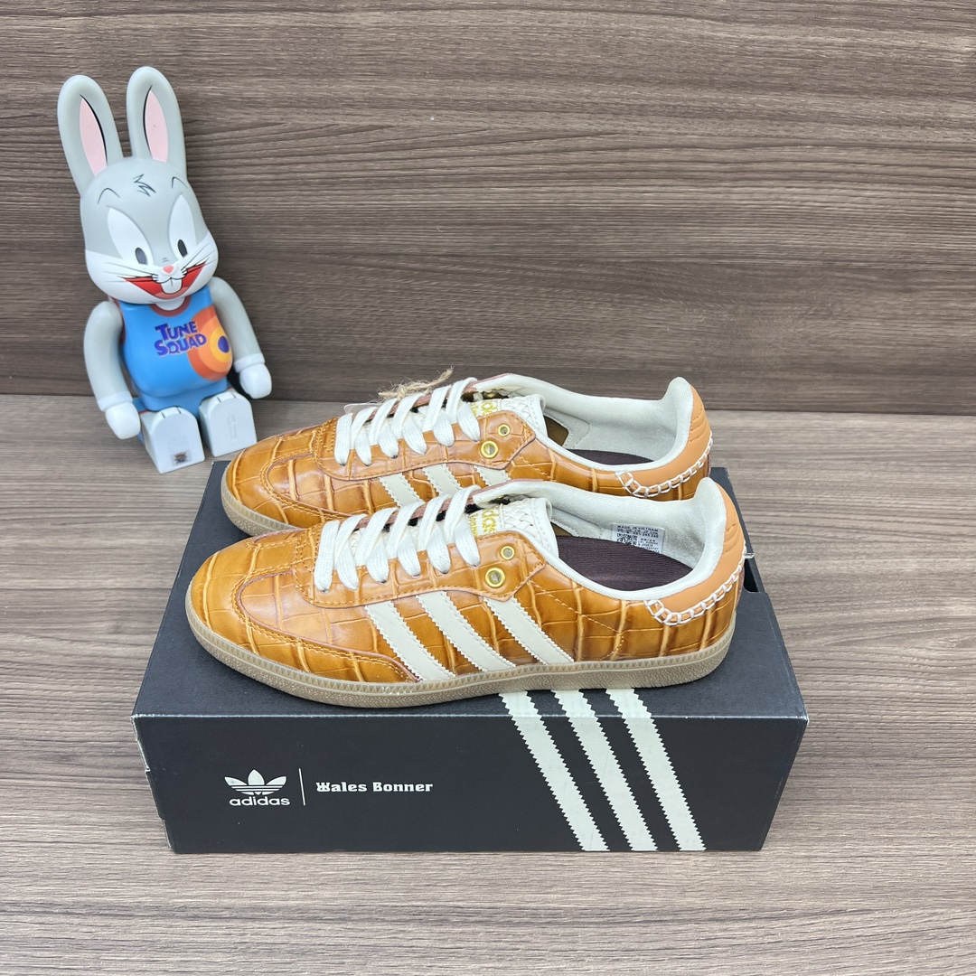 NO:253123,Top version WALES BONNER x adidas originals Samba 'Wonder White Night Brown' Comfortable and versatile, non-slip and wear-resistant, low-top shoes, same style for men and women. Item number: JH9826 Packaging: Full set of Dewu accessories, poison box with pure cotton socks. Size: 36 36.5 37.5 38 38.5 39 40 40.5 41 42 42.5 43 44 44.5 45 sizes!  (Forward size shot), casual shoes/sports shoes, adidas, manolo blahnik, sneakers, socks19860909顶级版本WALES BONNER x adidas originals Samba 'Wonder White Night Brown' 舒适百搭 防滑耐磨 低帮 板鞋 男女同款 货号: JH9826 包装:全套得物配件毒盒配纯棉袜子一副. 码数:36 36.5 37.5 38 38.5 39 40 40.5 41 42 42.5 43 44 44.5 45码！(正码拍),休闲鞋/运动鞋,adidas,manolo blahnik,sneakers,socks,Women's Shoes
