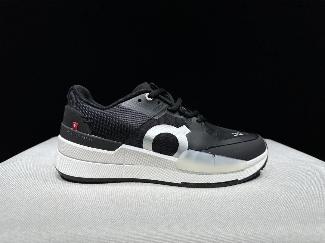 NO:239521,The top version of On The Roger fabric, comfortable and versatile, shock-absorbing, breathable and lightweight, low-top, casual shoes. Black and white. This series of works created by Swiss high-performance sports brand On is made of recycled polyester fiber and mesh fabric. It uses an exclusive hollow rubber sole. On the side, the signature LoGo is decorated with full coverage of seam details. Packaging: Full set of Dewu accessories reinforced Dewu box packaging!  Size: 36-47 (positive size), casual shoes/sports shoes, roger vivier, sneakers19860909顶级版本On昂跑 The Roger 织物 舒适百搭 减震透气轻便 低帮 生活休闲鞋.黑白 瑞士高性能运动品牌on打造的此系列作品,鞋面由再生聚酯纤维和网眼布制成,采用独家镂空橡胶鞋底,侧面On标志性LoGo饰有全覆盖贴缝细节. 包装:全套得物配件加固得物箱包装！ 码数:36-47码(正码),休闲鞋/运动鞋,roger vivier,sneakers,Women's Shoes