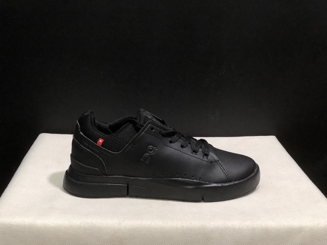 NO:239545,Top version of On The Roger spin 2 fabric Comfortable and versatile, shock-absorbing and breathable, low-top, casual and casual shoes. All black. This series of works created by Swiss high-performance sports brand On has the upper made of recycled polyester fiber and mesh fabric, with exclusive hollow rubber sole, and the side On the iconic LoGo is decorated with full coverage of seam details. Packaging: Full set of Dewu accessories reinforced Dewu box packaging!  Size: 36-45 (positive size), casual shoes/sports shoes, roger vivier, sneakers19860909顶级版本On昂跑 The Roger spin 2 织物 舒适百搭 减震透气轻便 低帮 生活休闲鞋.全黑 瑞士高性能运动品牌on打造的此系列作品,鞋面由再生聚酯纤维和网眼布制成,采用独家镂空橡胶鞋底,侧面On标志性LoGo饰有全覆盖贴缝细节. 包装:全套得物配件加固得物箱包装！ 码数:36-45码(正码),休闲鞋/运动鞋,roger vivier,sneakers,Women's Shoes