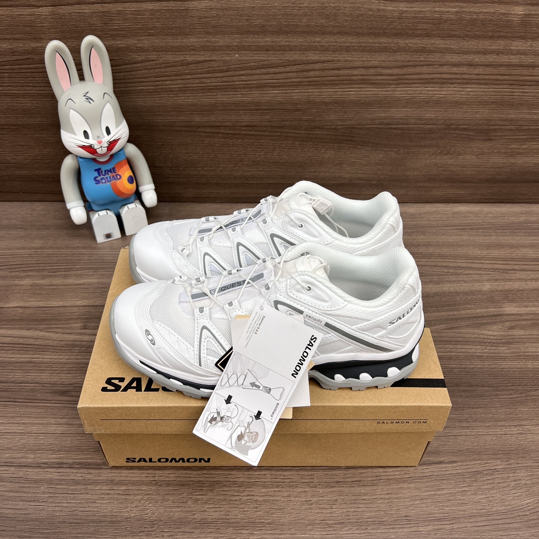 NO:242095,Top version SALOMON XT-Quest Advanced Fabric Leather Trendy Off-Road Functional Low Top Outdoor Functional Shoes Men and Women Similar Style White Yuanzu Gray Magnet Gray. The new top version has been re-revised for several months. The whole shoe last is basically the same as the original shoe. The outsole combination glue control is excellent, all details are carefully processed, the foot feels comfortable and light, and the best matching item for work clothes outdoors. Item number: 410523 Size: 36-46 (positive size), casual shoes/sports shoes, sneakers19860909顶级版本SALOMON萨洛蒙 XT-Quest Advanced 织物皮革 潮流越野机能 低帮 户外功能鞋 男女同款 白色元祖灰磁铁灰. 全新顶级版本经过几个月重新改版,整鞋楦型基本跟原鞋无差,大底组合胶水控制极佳,所有细节都精心处理,脚感舒适轻便,工装户外最佳搭配单品. 货号: 410523 码数:36-46码(正码),休闲鞋/运动鞋,sneakers,Women's Shoes