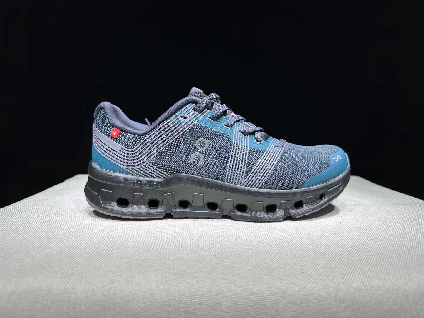 NO:241079,Top version of OnPaul Cloudgo fabric, comfortable and versatile, shock-absorbing, breathable and lightweight, low-top, lifestyle casual shoes. This series of works created by Swiss high-performance sports brand On has the upper made of recycled polyester fiber and mesh fabric, with exclusive hollow rubber sole, and the side On iconic LoGo is decorated with full coverage of seam details. Packaging: Full set of Dewu accessories reinforced Dewu box packaging!  Size: 36-45 (positive size), casual shoes/sports shoes, christian louboutin, Dolce & Gabbana, sneakers19860909顶级版本On昂跑 Cloudgo 织物 舒适百搭 减震透气轻便 低帮 生活休闲鞋. 瑞士高性能运动品牌on打造的此系列作品,鞋面由再生聚酯纤维和网眼布制成,采用独家镂空橡胶鞋底,侧面On标志性LoGo饰有全覆盖贴缝细节. 包装:全套得物配件加固得物箱包装！ 码数:36-45码(正码),休闲鞋/运动鞋,christian louboutin,Dolce&Gabbana,sneakers,Women's Shoes