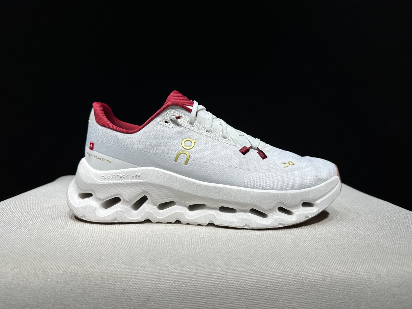 NO:241005,Top version of OnPaul Cloudtilt fabric, comfortable and versatile, shock-absorbing, breathable and lightweight, low-top, lifestyle casual shoes. This series of works created by Swiss high-performance sports brand On has the upper made of recycled polyester fiber and mesh fabric, with exclusive hollow rubber sole, and the side On the iconic LoGo is decorated with full coverage of seam details. Packaging: Full set of Dewu accessories reinforced Dewu box packaging!  Size: 36-45 (positive size), casual shoes/sports shoes, christian louboutin, sneakers19860909顶级版本On昂跑 Cloudtilt 织物 舒适百搭 减震透气轻便 低帮 生活休闲鞋. 瑞士高性能运动品牌on打造的此系列作品,鞋面由再生聚酯纤维和网眼布制成,采用独家镂空橡胶鞋底,侧面On标志性LoGo饰有全覆盖贴缝细节. 包装:全套得物配件加固得物箱包装！ 码数:36-45码(正码),休闲鞋/运动鞋,christian louboutin,sneakers,Women's Shoes