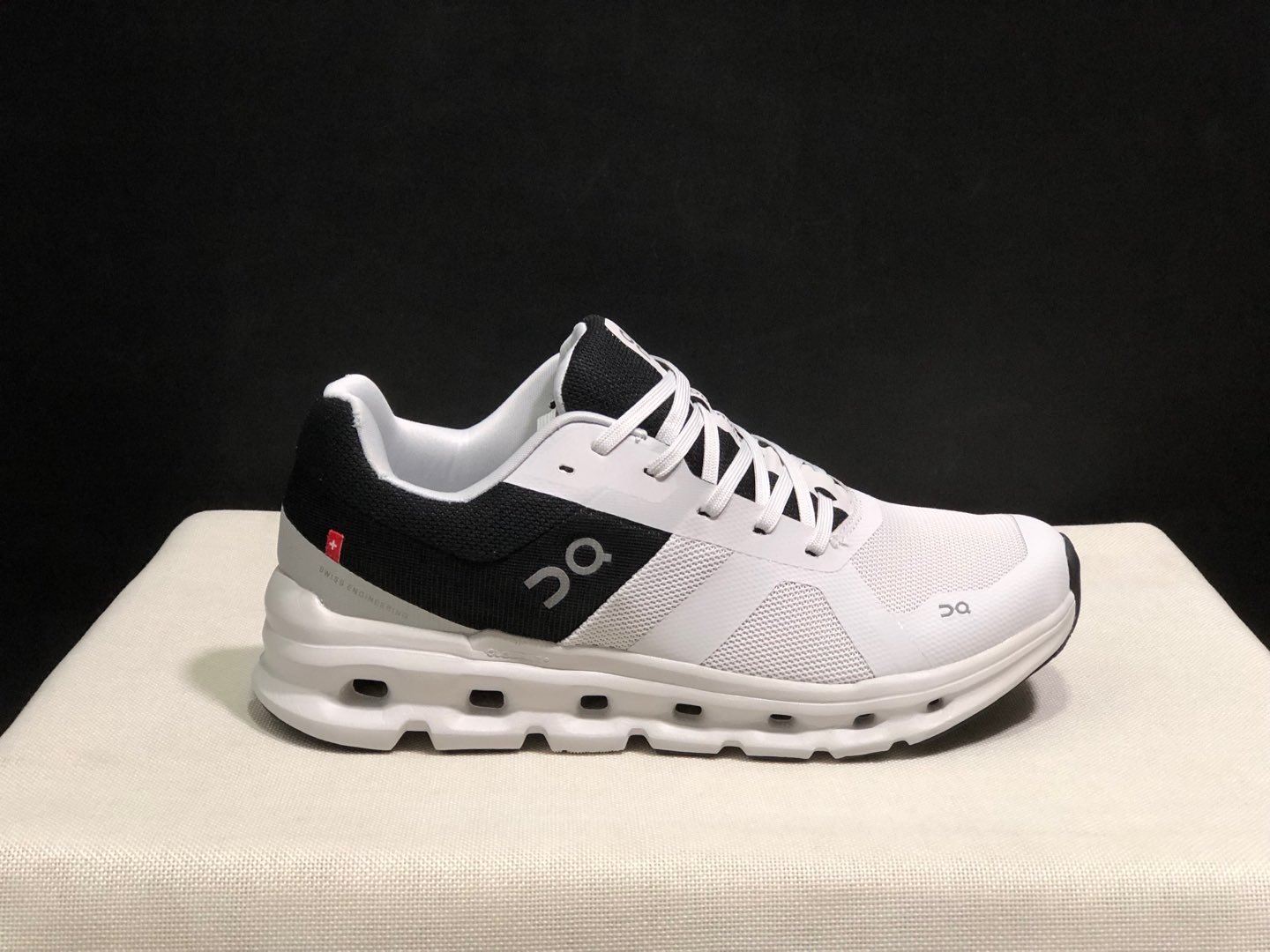 NO:240980,Top version of On-On Cloud runner fabric Comfortable and versatile, shock-absorbing and breathable, low-top, casual and casual shoes. This series of works created by Swiss high-performance sports brand On has the upper made of recycled polyester fiber and mesh fabric, with exclusive hollow rubber sole, and the side On iconic LoGo is decorated with full coverage of seam details. Packaging: Full set of Dewu accessories reinforced Dewu box packaging!  Size: 36-45 (positive size), casual shoes/sports shoes, christian louboutin, sneakers19860909顶级版本On昂跑 Cloud runner 织物 舒适百搭 减震透气轻便 低帮 生活休闲鞋. 瑞士高性能运动品牌on打造的此系列作品,鞋面由再生聚酯纤维和网眼布制成,采用独家镂空橡胶鞋底,侧面On标志性LoGo饰有全覆盖贴缝细节. 包装:全套得物配件加固得物箱包装！ 码数:36-45码(正码),休闲鞋/运动鞋,christian louboutin,sneakers,Women's Shoes