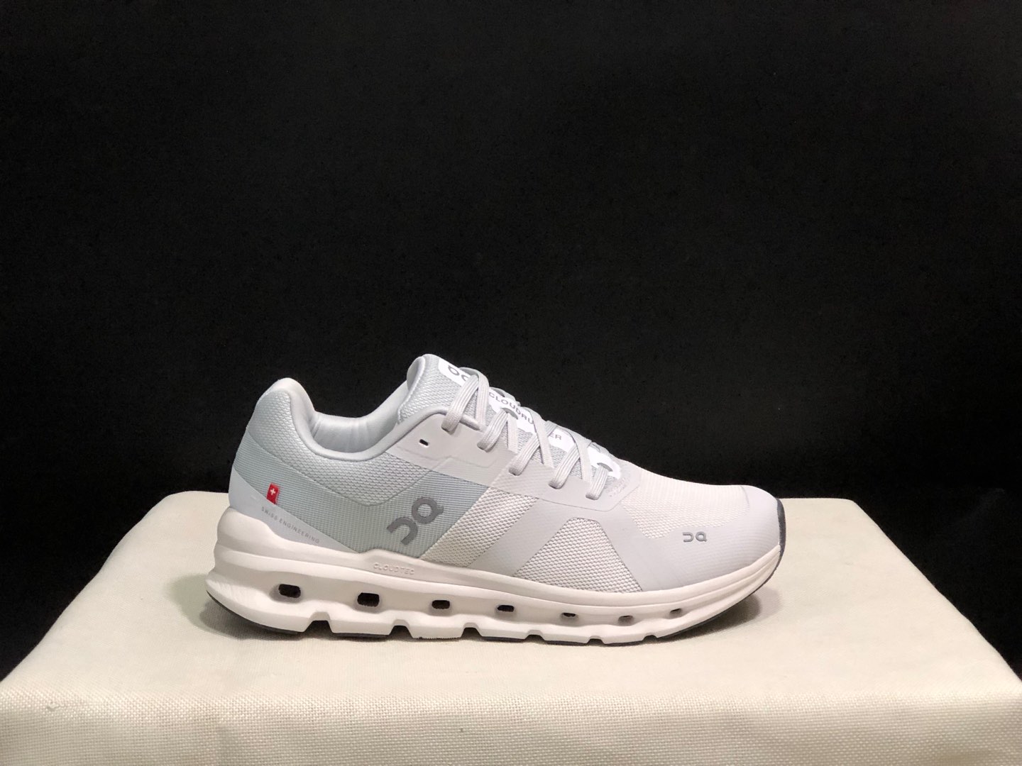 NO:240984,Top version of On-On Cloud runner fabric Comfortable and versatile, shock-absorbing and breathable, low-top, casual and casual shoes. This series of works created by Swiss high-performance sports brand On has the upper made of recycled polyester fiber and mesh fabric, with exclusive hollow rubber sole, and the side On iconic LoGo is decorated with full coverage of seam details. Packaging: Full set of Dewu accessories reinforced Dewu box packaging!  Size: 36-45 (positive size), casual shoes/sports shoes, christian louboutin, sneakers19860909顶级版本On昂跑 Cloud runner 织物 舒适百搭 减震透气轻便 低帮 生活休闲鞋. 瑞士高性能运动品牌on打造的此系列作品,鞋面由再生聚酯纤维和网眼布制成,采用独家镂空橡胶鞋底,侧面On标志性LoGo饰有全覆盖贴缝细节. 包装:全套得物配件加固得物箱包装！ 码数:36-45码(正码),休闲鞋/运动鞋,christian louboutin,sneakers,Women's Shoes