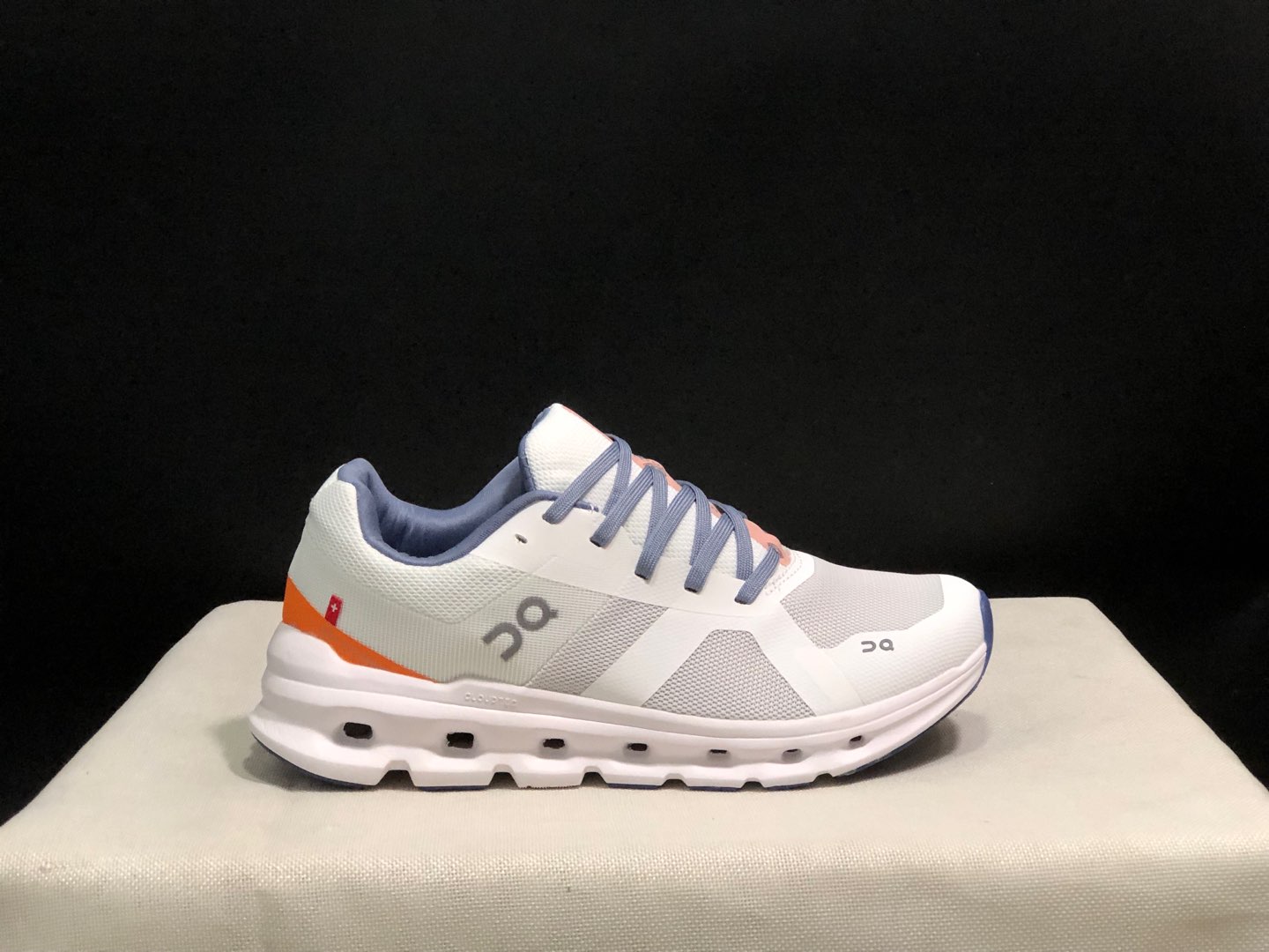 NO:240988,Top version of On-On Cloud runner fabric Comfortable and versatile, shock-absorbing and breathable, low-top, casual and casual shoes. This series of works created by Swiss high-performance sports brand On has the upper made of recycled polyester fiber and mesh fabric, with exclusive hollow rubber sole, and the side On iconic LoGo is decorated with full coverage of seam details. Packaging: Full set of Dewu accessories reinforced Dewu box packaging!  Size: 36-45 (positive size), casual shoes/sports shoes, christian louboutin, sneakers19860909顶级版本On昂跑 Cloud runner 织物 舒适百搭 减震透气轻便 低帮 生活休闲鞋. 瑞士高性能运动品牌on打造的此系列作品,鞋面由再生聚酯纤维和网眼布制成,采用独家镂空橡胶鞋底,侧面On标志性LoGo饰有全覆盖贴缝细节. 包装:全套得物配件加固得物箱包装！ 码数:36-45码(正码),休闲鞋/运动鞋,christian louboutin,sneakers,Women's Shoes