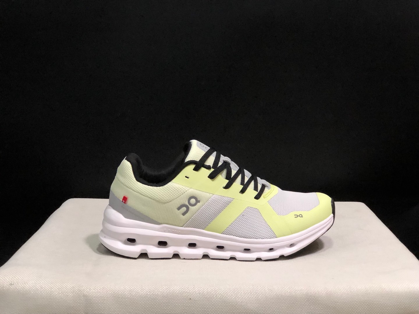 NO:240990,Top version of On-On Cloud runner fabric Comfortable and versatile, shock-absorbing and breathable, low-top, casual and casual shoes. This series of works created by Swiss high-performance sports brand On has the upper made of recycled polyester fiber and mesh fabric, with exclusive hollow rubber sole, and the side On iconic LoGo is decorated with full coverage of seam details. Packaging: Full set of Dewu accessories reinforced Dewu box packaging!  Size: 36-41 size (positive size), casual shoes/sports shoes, christian louboutin, sneakers19860909顶级版本On昂跑 Cloud runner 织物 舒适百搭 减震透气轻便 低帮 生活休闲鞋. 瑞士高性能运动品牌on打造的此系列作品,鞋面由再生聚酯纤维和网眼布制成,采用独家镂空橡胶鞋底,侧面On标志性LoGo饰有全覆盖贴缝细节. 包装:全套得物配件加固得物箱包装！ 码数:36-41码(正码),休闲鞋/运动鞋,christian louboutin,sneakers,Women's Shoes