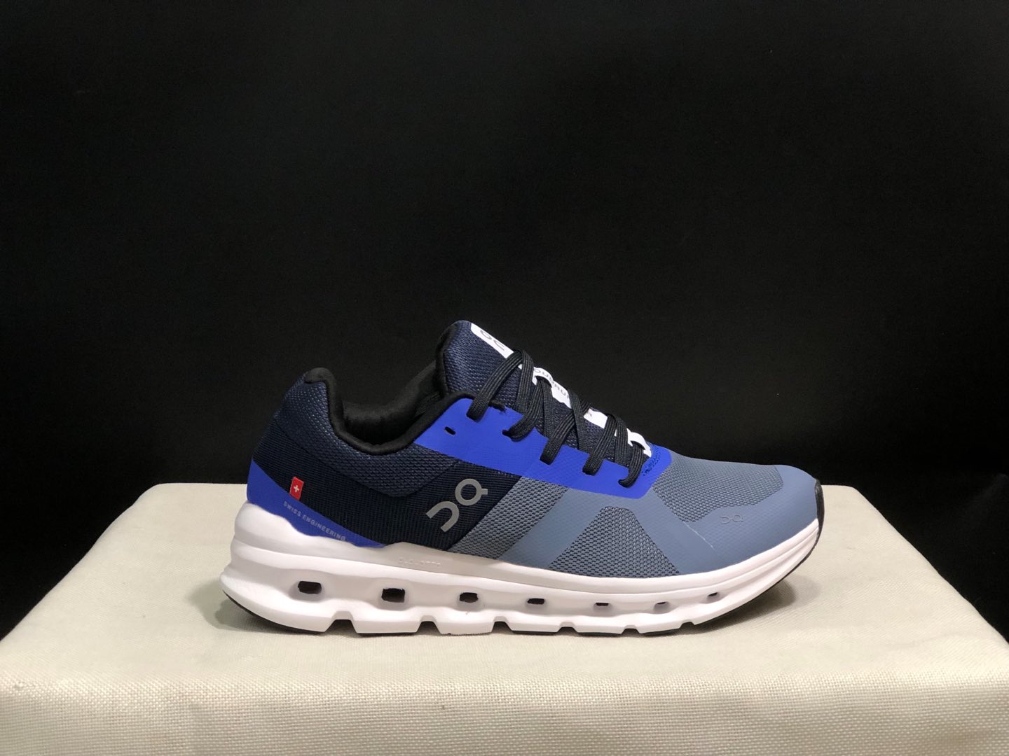 NO:240992,Top version of On-On Cloud runner fabric Comfortable and versatile, shock-absorbing and breathable, low-top, casual and casual shoes. This series of works created by Swiss high-performance sports brand On has the upper made of recycled polyester fiber and mesh fabric, with exclusive hollow rubber sole, and the side On iconic LoGo is decorated with full coverage of seam details. Packaging: Full set of Dewu accessories reinforced Dewu box packaging!  Size: 40-45 size (positive size), casual shoes/sports shoes, christian louboutin, sneakers19860909顶级版本On昂跑 Cloud runner 织物 舒适百搭 减震透气轻便 低帮 生活休闲鞋. 瑞士高性能运动品牌on打造的此系列作品,鞋面由再生聚酯纤维和网眼布制成,采用独家镂空橡胶鞋底,侧面On标志性LoGo饰有全覆盖贴缝细节. 包装:全套得物配件加固得物箱包装！ 码数:40-45码(正码),休闲鞋/运动鞋,christian louboutin,sneakers,Women's Shoes