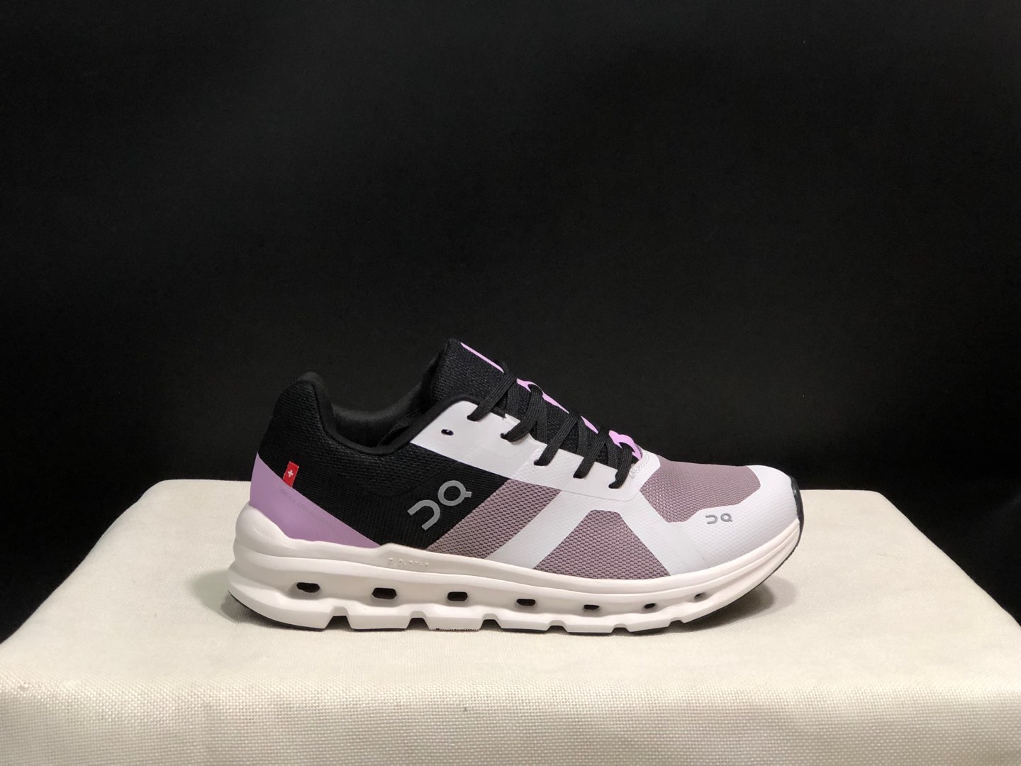 NO:240994,Top version of On-On Cloud runner fabric Comfortable and versatile, shock-absorbing and breathable, low-top, casual and casual shoes. This series of works created by Swiss high-performance sports brand On has the upper made of recycled polyester fiber and mesh fabric, with exclusive hollow rubber sole, and the side On iconic LoGo is decorated with full coverage of seam details. Packaging: Full set of Dewu accessories reinforced Dewu box packaging!  Size: 36-41 size (positive size), casual shoes/sports shoes, christian louboutin, sneakers19860909顶级版本On昂跑 Cloud runner 织物 舒适百搭 减震透气轻便 低帮 生活休闲鞋. 瑞士高性能运动品牌on打造的此系列作品,鞋面由再生聚酯纤维和网眼布制成,采用独家镂空橡胶鞋底,侧面On标志性LoGo饰有全覆盖贴缝细节. 包装:全套得物配件加固得物箱包装！ 码数:36-41码(正码),休闲鞋/运动鞋,christian louboutin,sneakers,Women's Shoes