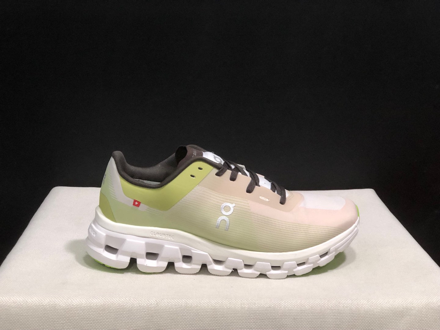 NO:240979,Top version of OnPaul Cloudflow 4 fabric Comfortable and versatile, shock-absorbing, breathable and lightweight, low-top, lifestyle casual shoes. This series of works created by Swiss high-performance sports brand On has the upper made of recycled polyester fiber and mesh fabric, with exclusive hollow rubber sole, and the side On the iconic LoGo is decorated with full coverage of seam details. Packaging: Full set of Dewu accessories reinforced Dewu box packaging!  Size: 36-45 (positive size), casual shoes/sports shoes, christian louboutin, sneakers19860909顶级版本On昂跑 Cloudflow 4 织物 舒适百搭 减震透气轻便 低帮 生活休闲鞋. 瑞士高性能运动品牌on打造的此系列作品,鞋面由再生聚酯纤维和网眼布制成,采用独家镂空橡胶鞋底,侧面On标志性LoGo饰有全覆盖贴缝细节. 包装:全套得物配件加固得物箱包装！ 码数:36-45码(正码),休闲鞋/运动鞋,christian louboutin,sneakers,Women's Shoes