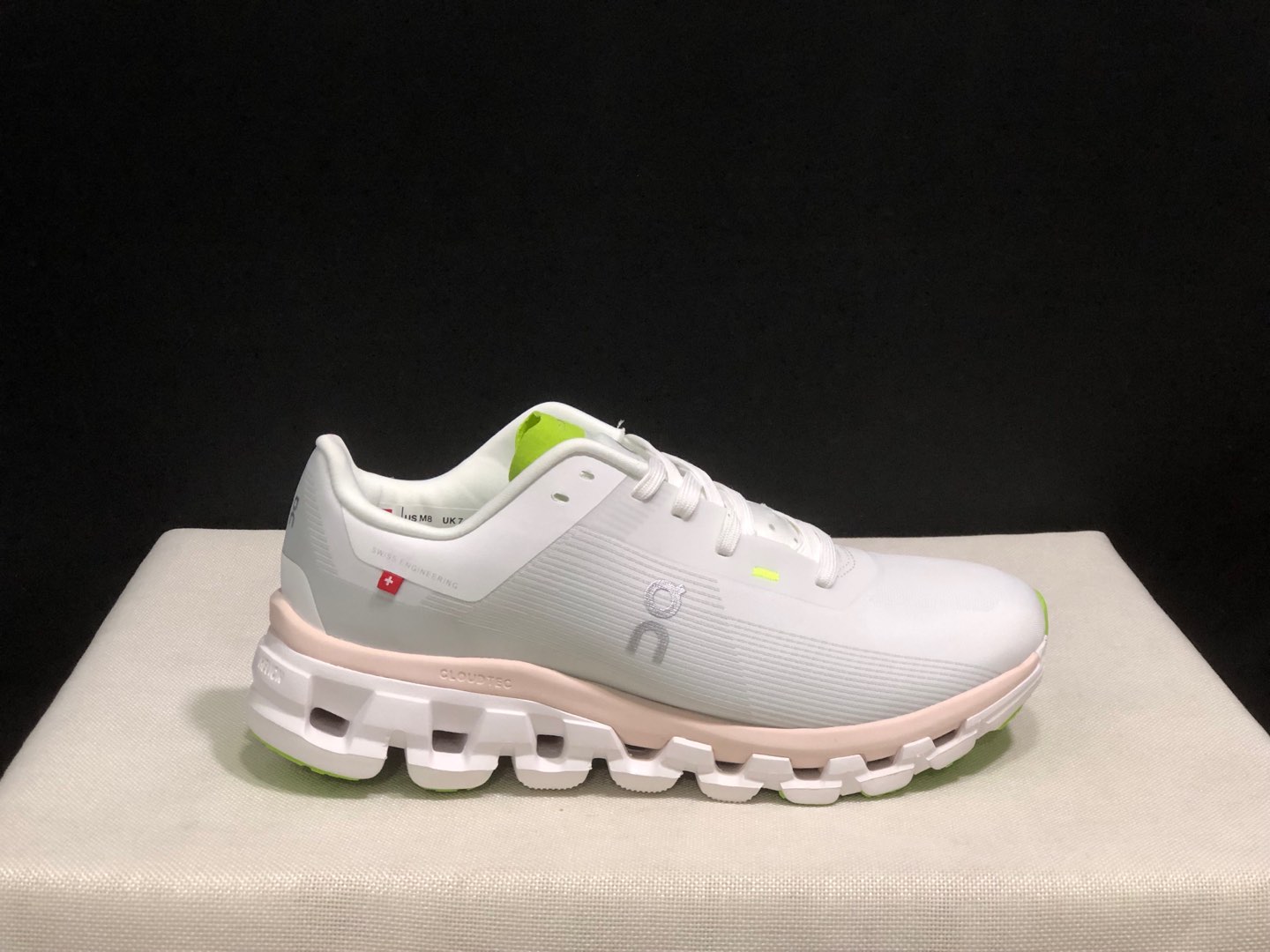 NO:240981,Top version of OnPaul Cloud flow 4 fabric Comfortable and versatile, shock-absorbing, breathable and lightweight, low-top, lifestyle casual shoes. This series of works created by Swiss high-performance sports brand On has the upper made of recycled polyester fiber and mesh fabric, with exclusive hollow rubber sole, and the side On the iconic LoGo is decorated with full coverage of seam details. Packaging: Full set of Dewu accessories reinforced Dewu box packaging!  Size: 36-45 (positive size), casual shoes/sports shoes, christian louboutin, sneakers19860909顶级版本On昂跑 Cloud flow 4 织物 舒适百搭 减震透气轻便 低帮 生活休闲鞋. 瑞士高性能运动品牌on打造的此系列作品,鞋面由再生聚酯纤维和网眼布制成,采用独家镂空橡胶鞋底,侧面On标志性LoGo饰有全覆盖贴缝细节. 包装:全套得物配件加固得物箱包装！ 码数:36-45码(正码),休闲鞋/运动鞋,christian louboutin,sneakers,Women's Shoes