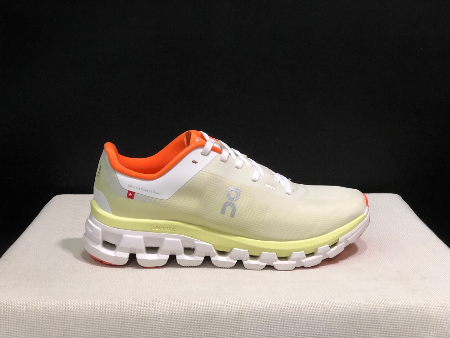 NO:240985,Top version of OnPaul Cloud flow 4 fabric Comfortable and versatile, shock-absorbing, breathable and lightweight, low-top, lifestyle casual shoes. This series of works created by Swiss high-performance sports brand On has the upper made of recycled polyester fiber and mesh fabric, with exclusive hollow rubber sole, and the side On the iconic LoGo is decorated with full coverage of seam details. Packaging: Full set of Dewu accessories reinforced Dewu box packaging!  Size: 36-45 (positive size), casual shoes/sports shoes, christian louboutin, sneakers19860909顶级版本On昂跑 Cloud flow 4 织物 舒适百搭 减震透气轻便 低帮 生活休闲鞋. 瑞士高性能运动品牌on打造的此系列作品,鞋面由再生聚酯纤维和网眼布制成,采用独家镂空橡胶鞋底,侧面On标志性LoGo饰有全覆盖贴缝细节. 包装:全套得物配件加固得物箱包装！ 码数:36-45码(正码),休闲鞋/运动鞋,christian louboutin,sneakers,Women's Shoes