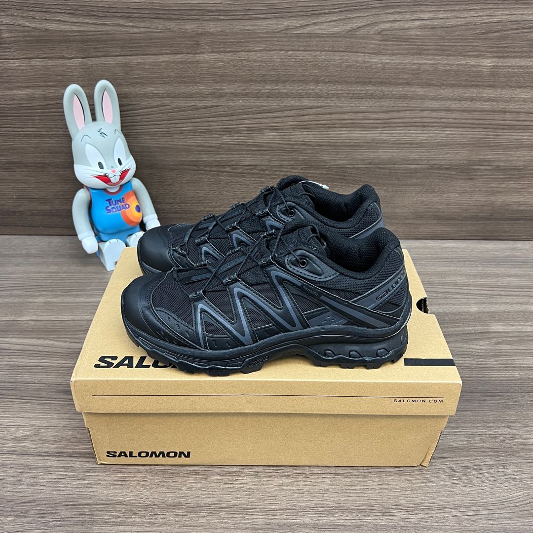 NO:242104,Top version SALOMON XT-Quest advanced outdoor sports fabric wear-resistant low-top running shoes, same style for men and women, black. The new top version has been re-edited for several months. The whole shoe last is basically the same as the original shoe, the outsole combination glue control is excellent, all details are carefully processed, the foot feels comfortable and light, and the best matching item for work clothes outdoors. Item number: 410139 Size: 36-46 (positive size), casual shoes/sports shoes, sneakers19860909顶级版本SALOMON萨洛蒙 XT-Quest advanced 户外运动 织物耐磨 低帮跑步鞋 男女同款 黑色. 全新顶级版本经过几个月重新改版,整鞋楦型基本跟原鞋无差,大底组合胶水控制极佳,所有细节都精心处理,脚感舒适轻便,工装户外最佳搭配单品. 货号: 410139 码数:36-46码(正码),休闲鞋/运动鞋,sneakers,Women's Shoes