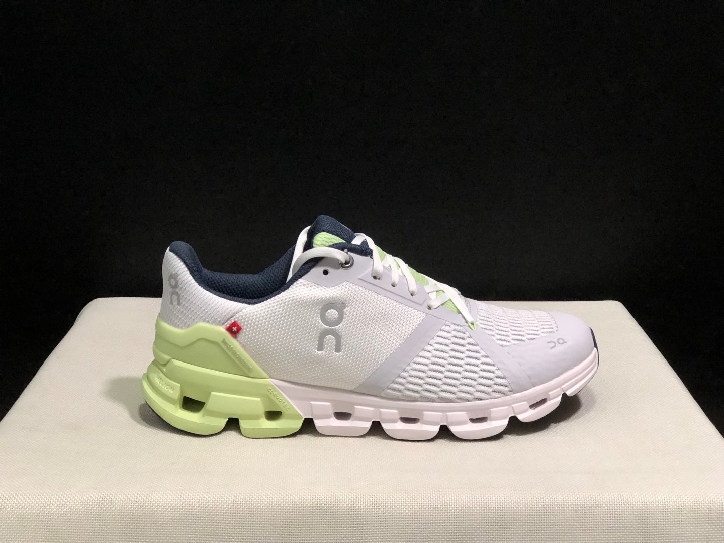 NO:240987,Top version of OnPaul Cloud Flyer 3 fabric Comfortable and versatile, shock-absorbing and breathable, low-top, lifestyle casual shoes. This series of works created by Swiss high-performance sports brand On has the upper made of recycled polyester fiber and mesh fabric, with exclusive hollow rubber sole, and the side On the iconic LoGo is decorated with full coverage of seam details. Packaging: Full set of Dewu accessories reinforced Dewu box packaging!  Size: 36-45 (positive size), casual shoes/sports shoes, christian louboutin, sneakers19860909顶级版本On昂跑 Cloud flyer 3 织物 舒适百搭 减震透气轻便 低帮 生活休闲鞋. 瑞士高性能运动品牌on打造的此系列作品,鞋面由再生聚酯纤维和网眼布制成,采用独家镂空橡胶鞋底,侧面On标志性LoGo饰有全覆盖贴缝细节. 包装:全套得物配件加固得物箱包装！ 码数:36-45码(正码),休闲鞋/运动鞋,christian louboutin,sneakers,Women's Shoes