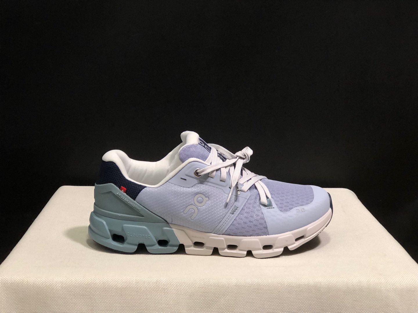 NO:240989,Top version of OnPaul Cloud Flyer 4 fabric Comfortable and versatile, shock-absorbing and breathable, low-top, lifestyle casual shoes. This series of works created by Swiss high-performance sports brand On has the upper made of recycled polyester fiber and mesh fabric, with exclusive hollow rubber sole, and the side On the iconic LoGo is decorated with full coverage of seam details. Packaging: Full set of Dewu accessories reinforced Dewu box packaging!  Size: 36-45 (positive size), casual shoes/sports shoes, christian louboutin, sneakers19860909顶级版本On昂跑 Cloud flyer 4 织物 舒适百搭 减震透气轻便 低帮 生活休闲鞋. 瑞士高性能运动品牌on打造的此系列作品,鞋面由再生聚酯纤维和网眼布制成,采用独家镂空橡胶鞋底,侧面On标志性LoGo饰有全覆盖贴缝细节. 包装:全套得物配件加固得物箱包装！ 码数:36-45码(正码),休闲鞋/运动鞋,christian louboutin,sneakers,Women's Shoes