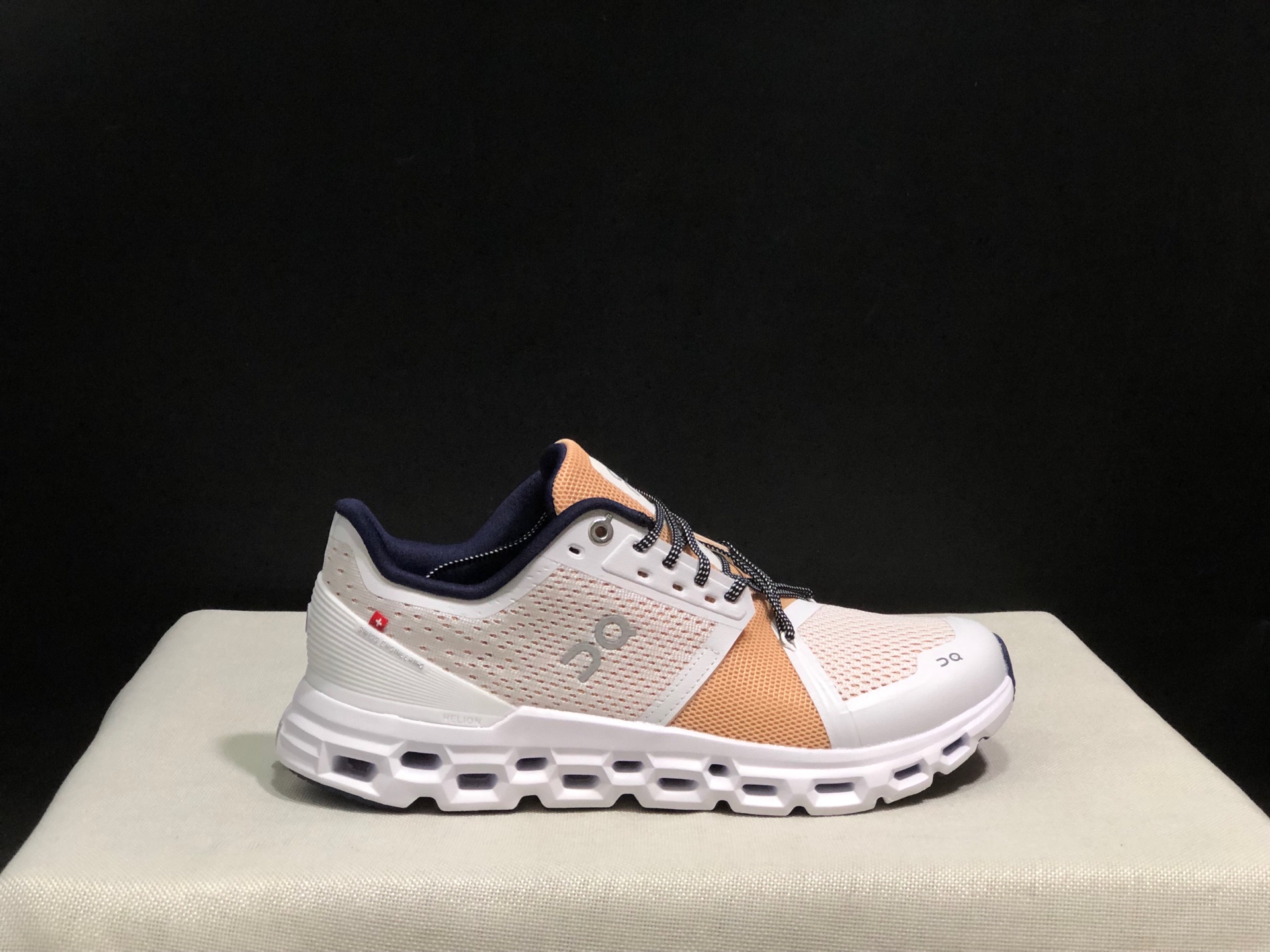 NO:242339,Top version of OnPaul Cloudstratus Comfortable Shock Absorbing, Anti-Slip Breathable Low-top Running Shoes!  This series of works created by Swiss high-performance sports brand On has the upper made of recycled polyester fiber and mesh fabric, with exclusive hollow rubber sole, and the side On the iconic LoGo is decorated with full coverage of seam details. Packaging: Full set of Dewu accessories reinforced Dewu box packaging!  Size: 36-45 (positive size), casual shoes/sports shoes, christian louboutin, sneakers19860909顶级版本On昂跑 Cloudstratus 舒适减震防滑透气低帮跑鞋！ 瑞士高性能运动品牌on打造的此系列作品,鞋面由再生聚酯纤维和网眼布制成,采用独家镂空橡胶鞋底,侧面On标志性LoGo饰有全覆盖贴缝细节. 包装:全套得物配件加固得物箱包装！ 码数:36-45码(正码),休闲鞋/运动鞋,christian louboutin,sneakers,Women's Shoes